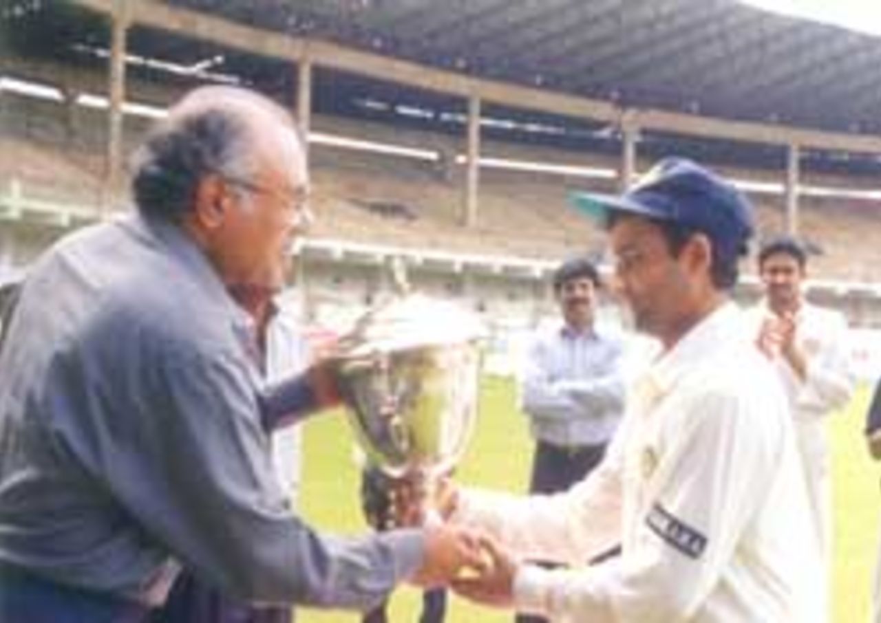 Nayan Mongia, the Rest of India captain receives the Irani Trophy, from Mr Ramprasad, president, Karnataka State Cricket Association, Chinnaswamy Stadium, Irani Trophy, 1999-2000, Bangalore