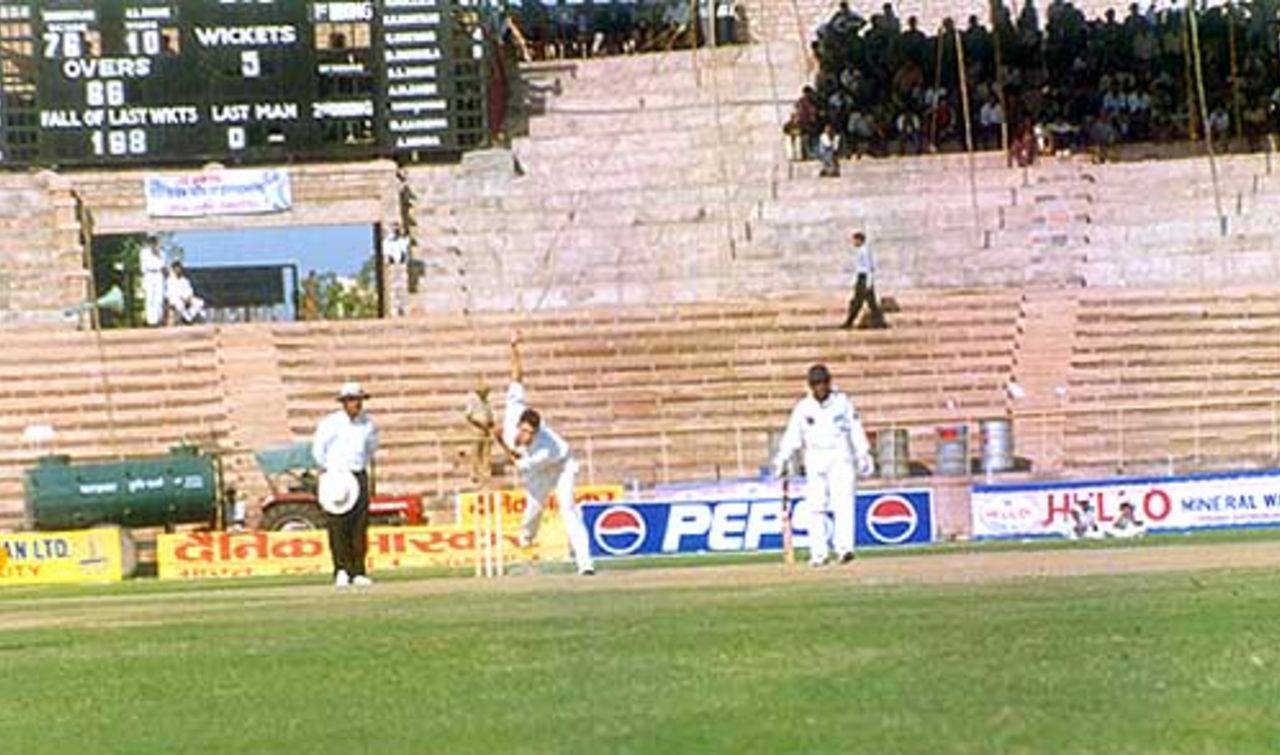 Shayne O'Connor's Perfect bowling action, during day one of Indian Board President's XI v New Zealanders at Barkatullah Khan Stadium, Jodhpur, 5 October 1999, New Zealand in India, 1999/00