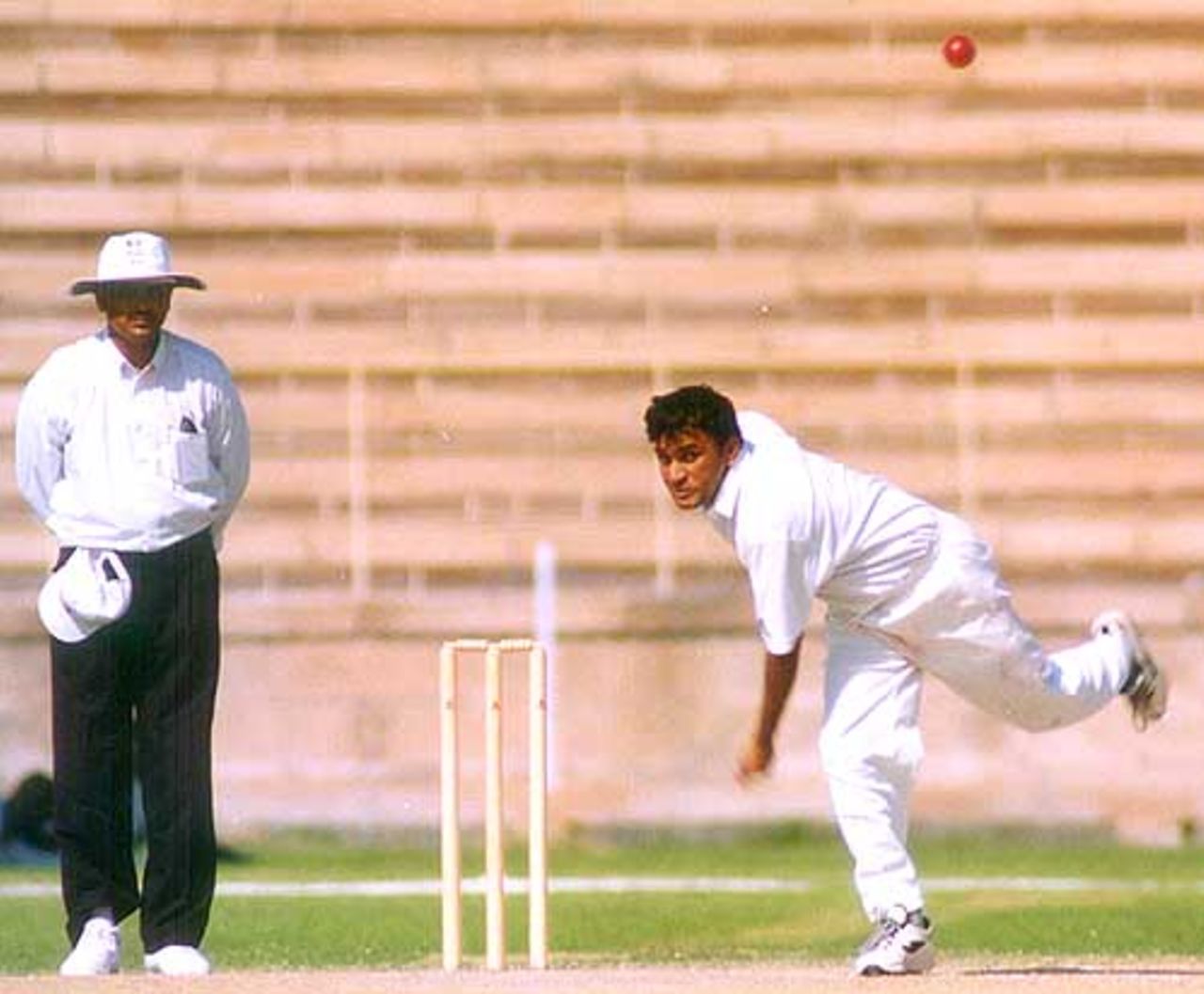 Rahul Sanghvi's bowling action, during day two of Indian Board President's XI v New Zealanders at Barkatullah Khan Stadium, Jodhpur, 6 October 1999, New Zealand in India, 1999/00