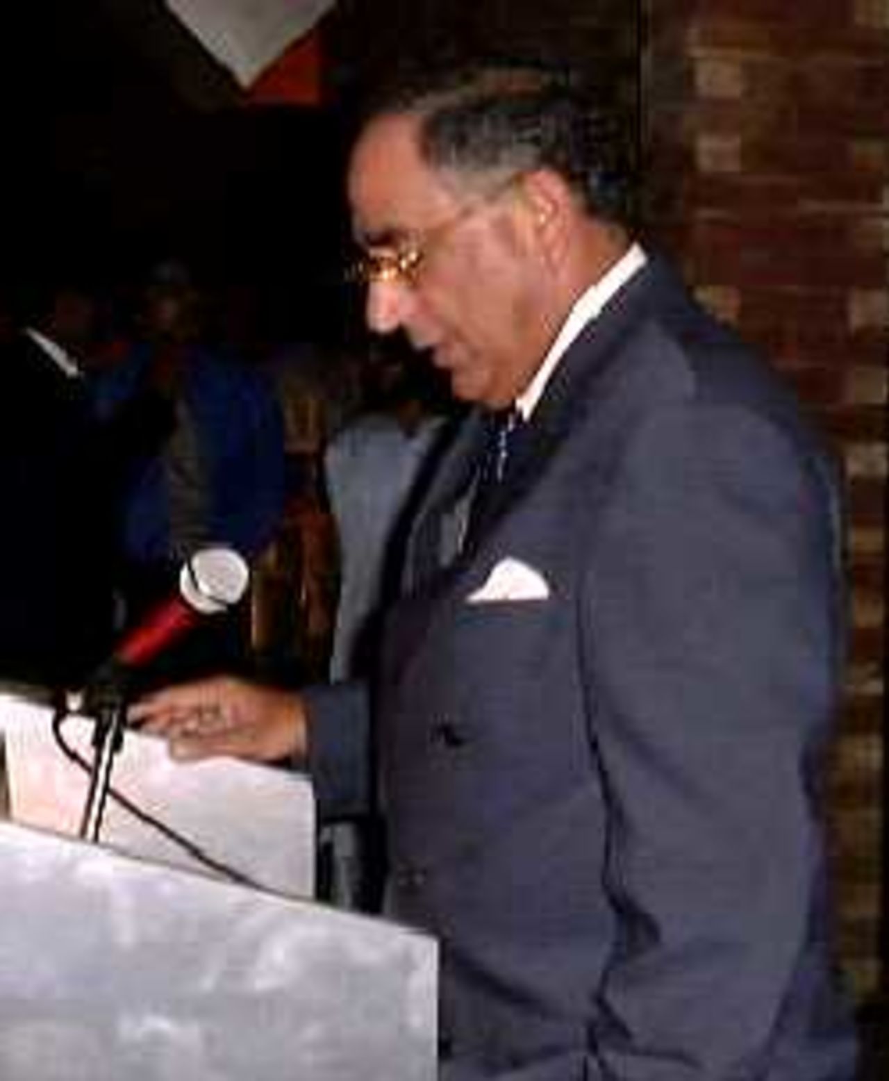 Chief Guest and PCB Chairman, Lt Gen Tauqir Zia speaking at the series logo unveiling ceremony, Gadaffi Stadium Lahore, Oct 1, 2000