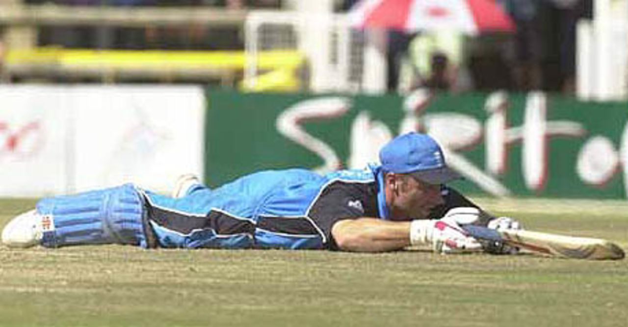 Hussain sprawled on the ground as he tries to reach the crease, ICC KnockOut, 2000/01, 3rd Preliminary Quarter Final, Bangladesh v England, Gymkhana Club Ground, Nairobi, 05 October 2000.