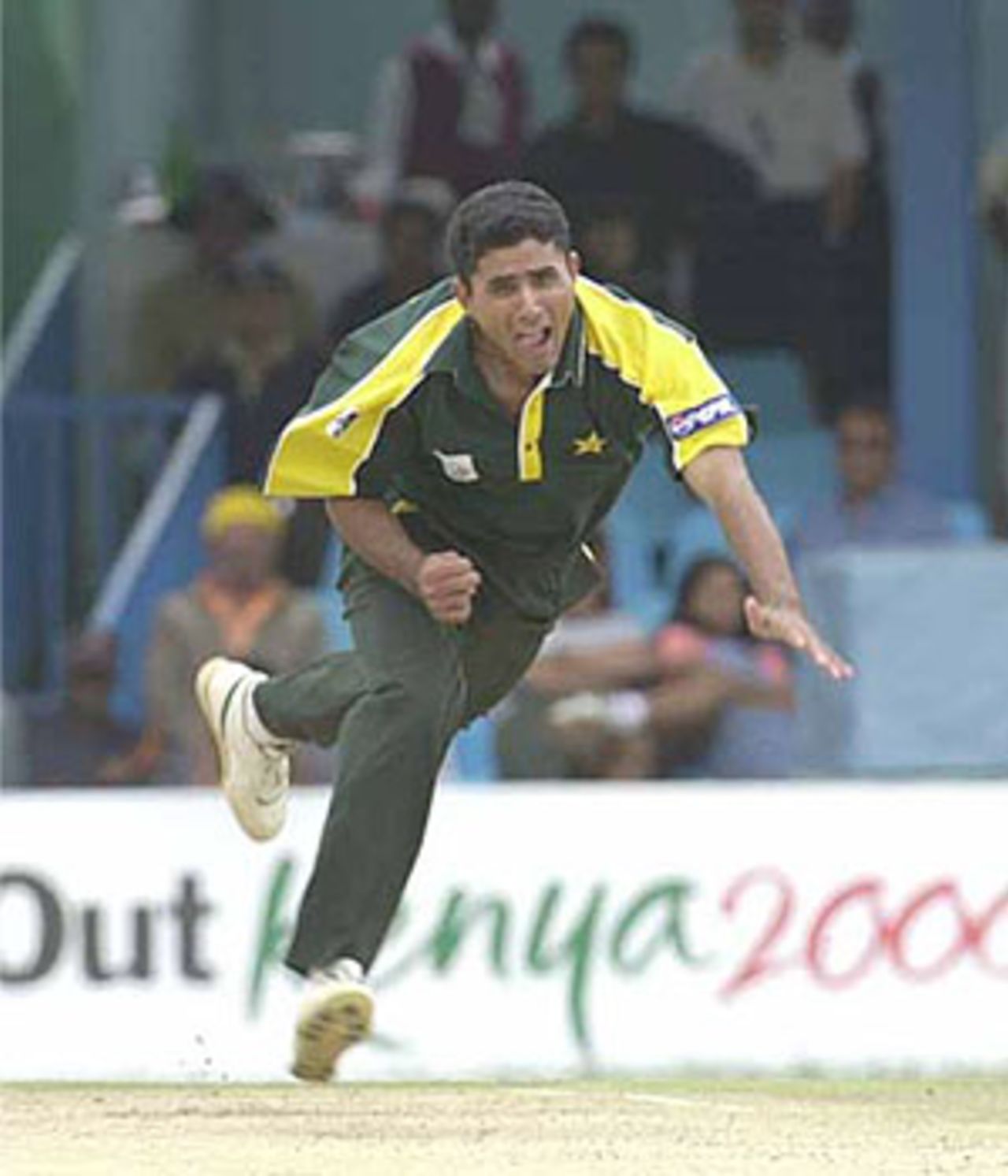 Abdur Razzaq in action against Sri Lanka in the ICC KnockOut Tournament , ICC KnockOut, 2000/01, 2nd Quarter Final, Pakistan v Sri Lanka, Gymkhana Club Ground, Nairobi, 08 October 2000.