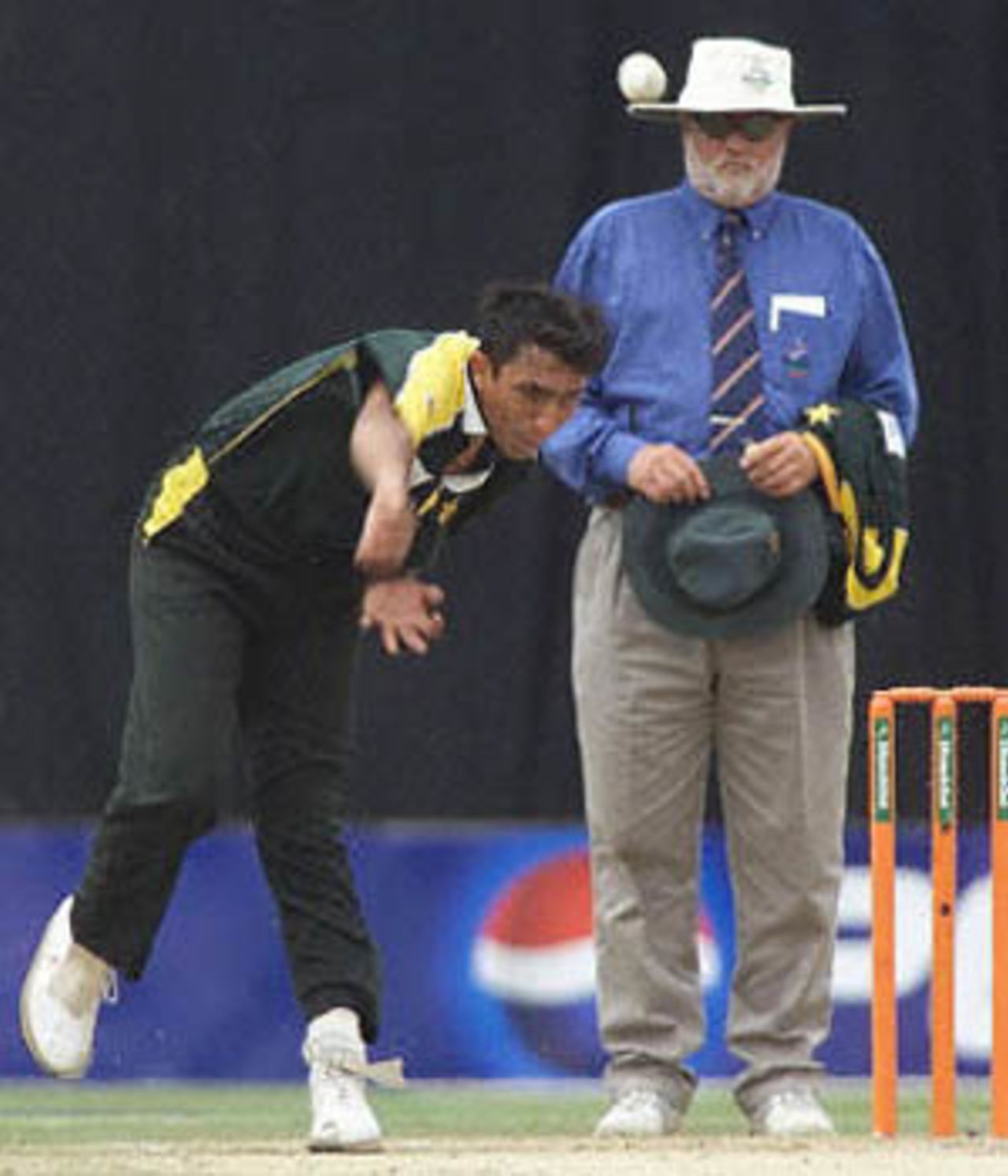 Azhar Mahmood bowls to Sri Lankan batsman Avishka Gunawardene, ICC KnockOut, 2000/01, 2nd Quarter Final, Pakistan v Sri Lanka, Gymkhana Club Ground, Nairobi, 08 October 2000