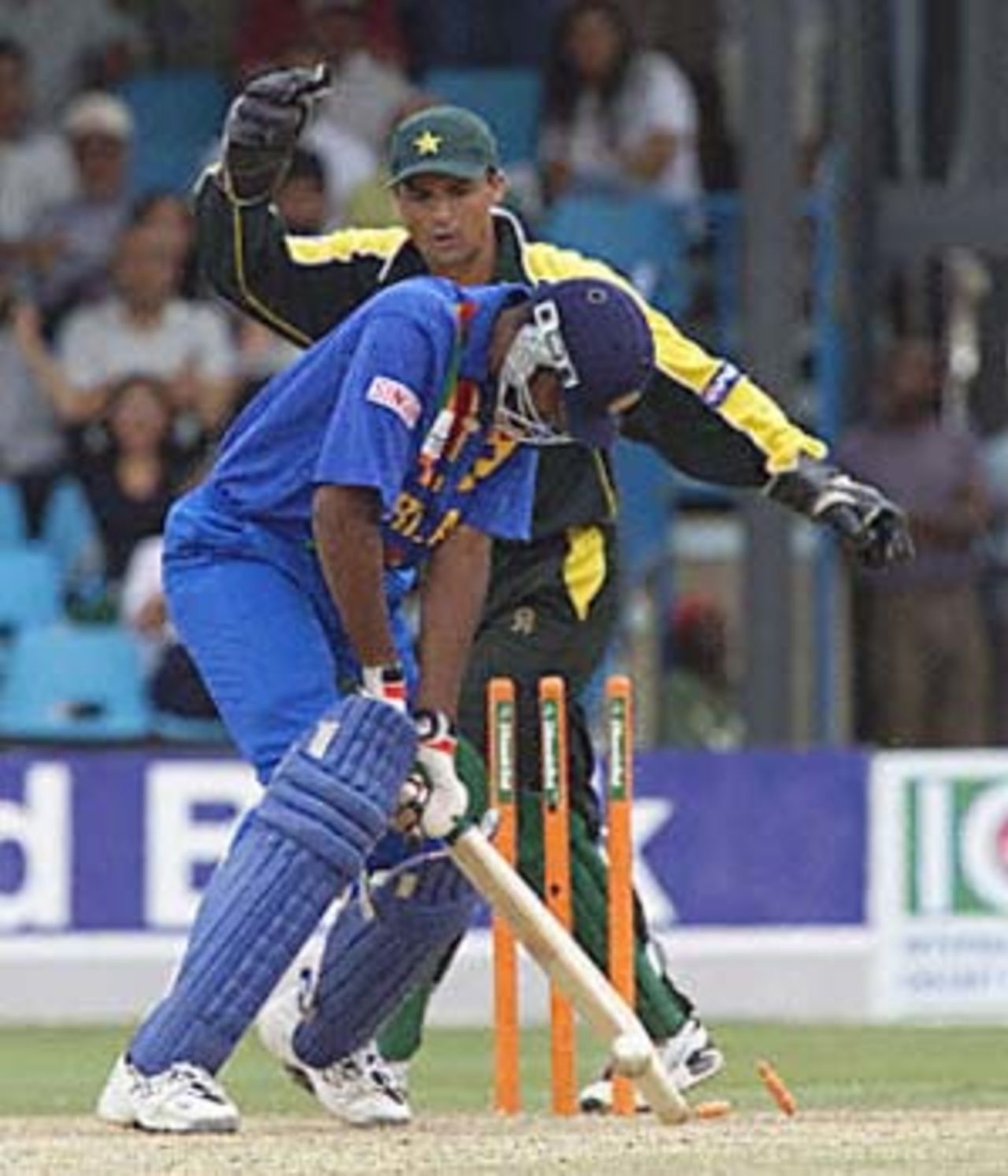 Nuwan Zoysa bowled by Pakistan bowler Azhar Mahmood, ICC KnockOut, 2000/01, 2nd Quarter Final, Pakistan v Sri Lanka, Gymkhana Club Ground, Nairobi, 08 October 2000.