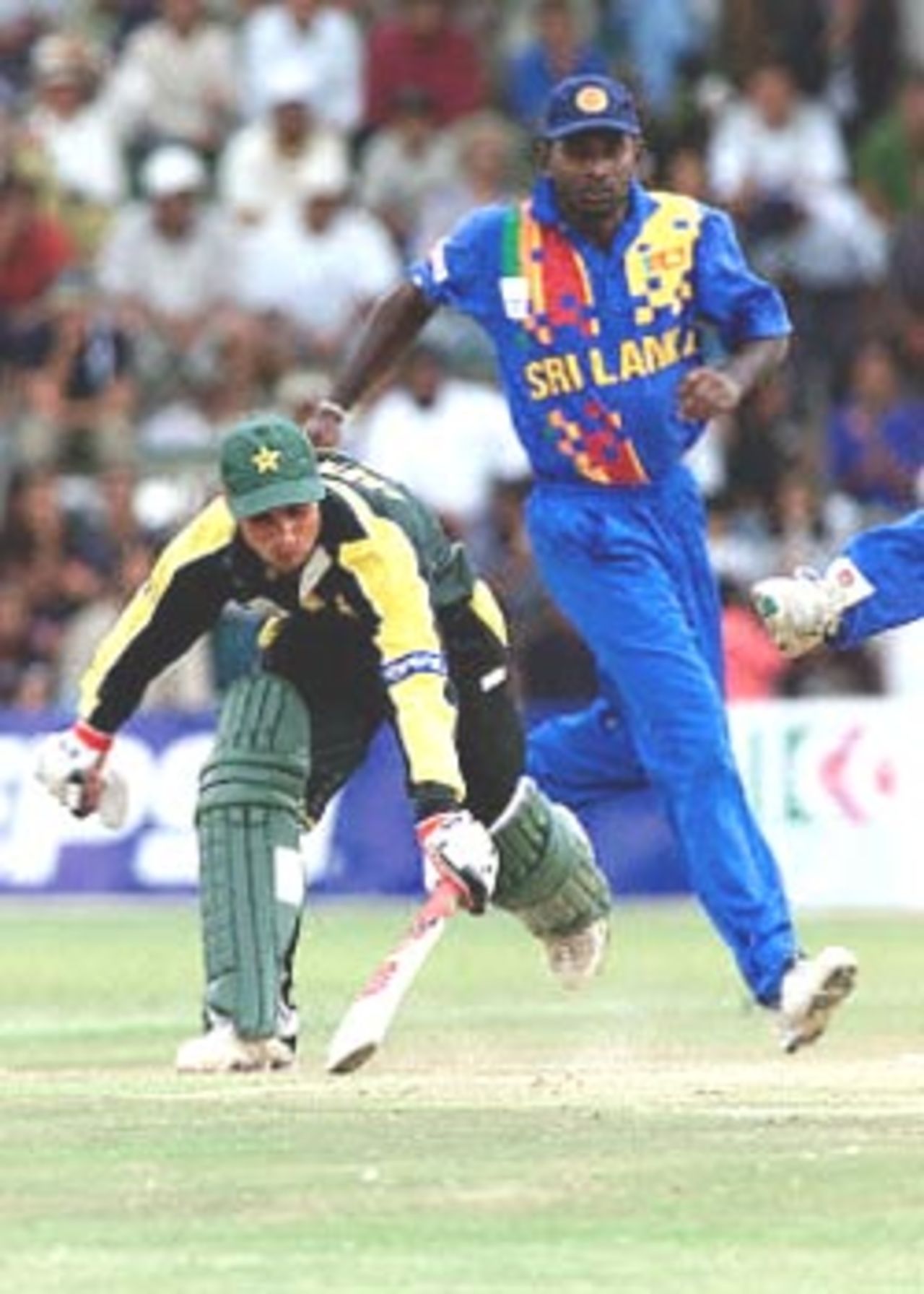 Imran Nazir makes a dash for the crease even as the Lankan fielders look on. ICC KnockOut 2000/01, 2nd Quarter Final, Pakistan v Sri Lanka Gymkhana Club Ground, Nairobi, 08 Oct 2000