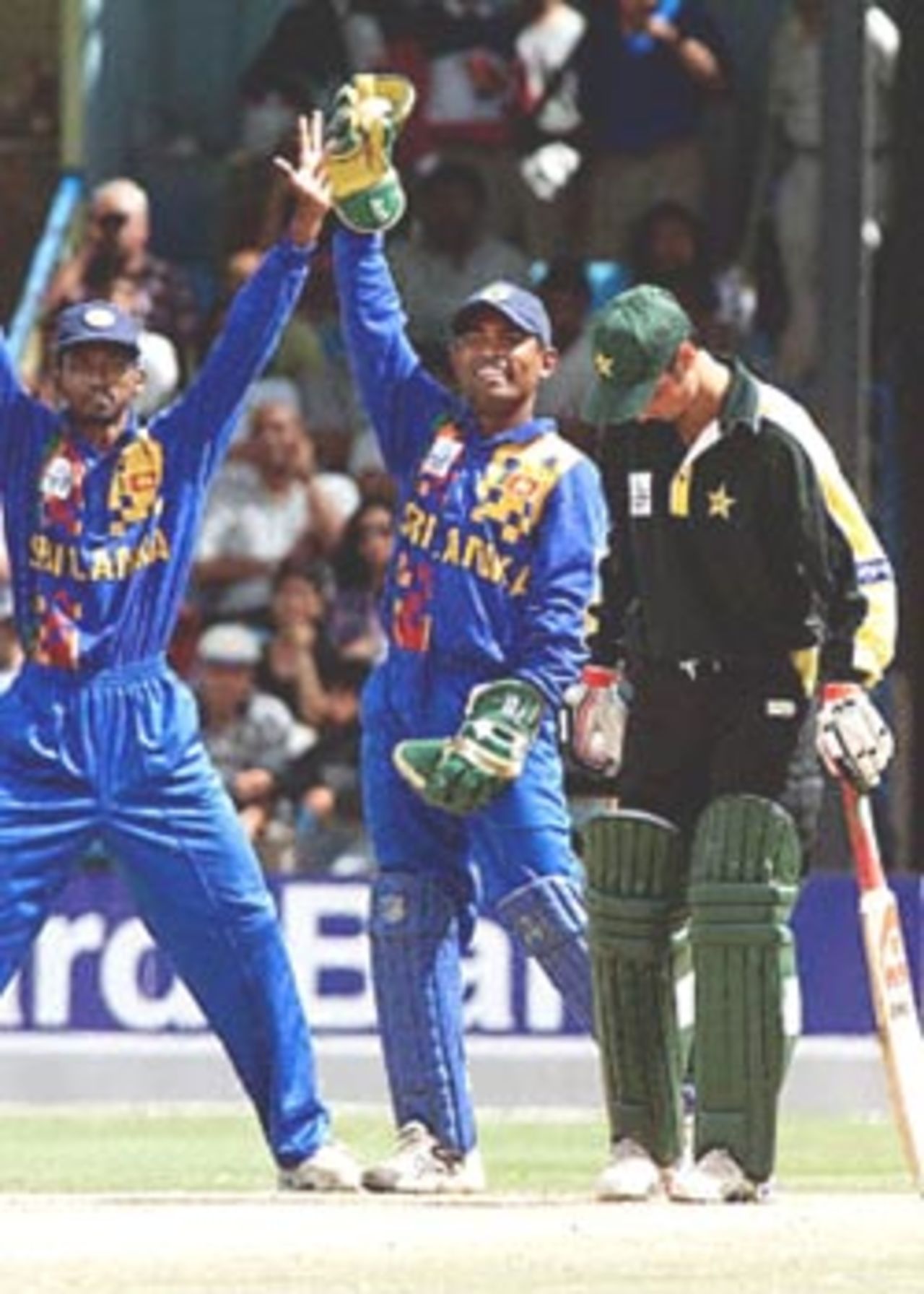 Kaluwitharana and Russel Arnold appeal in vain against Imran Nazir. ICC KnockOut 2000/01, 2nd Quarter Final, Pakistan v Sri Lanka Gymkhana Club Ground, Nairobi, 08 Oct 2000