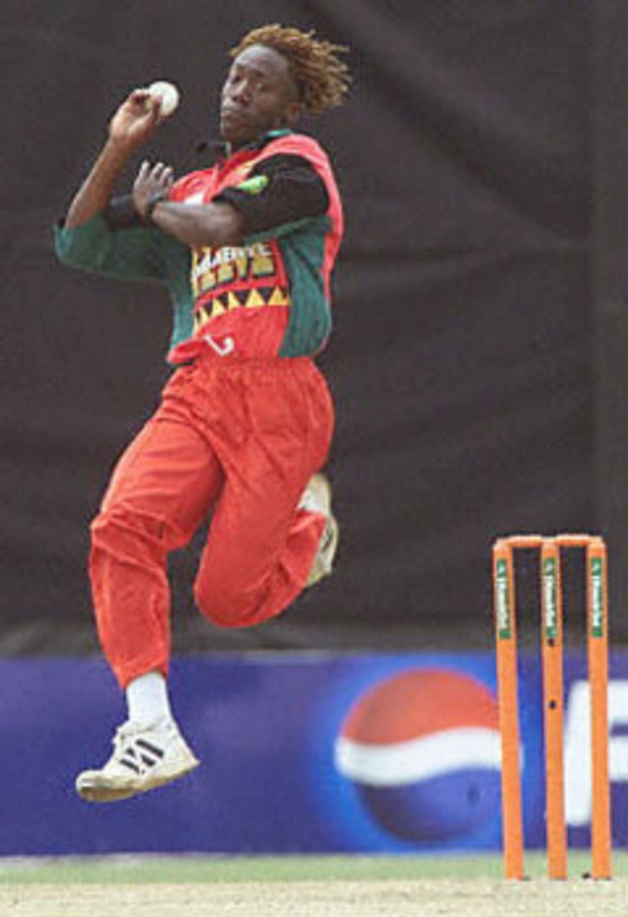 Olonga takes the final leap before delivering the ball, ICC KnockOut, 2000/01, 3rd Quarter Final, New Zealand v Zimbabwe, Gymkhana Club Ground, Nairobi, 09 October 2000.