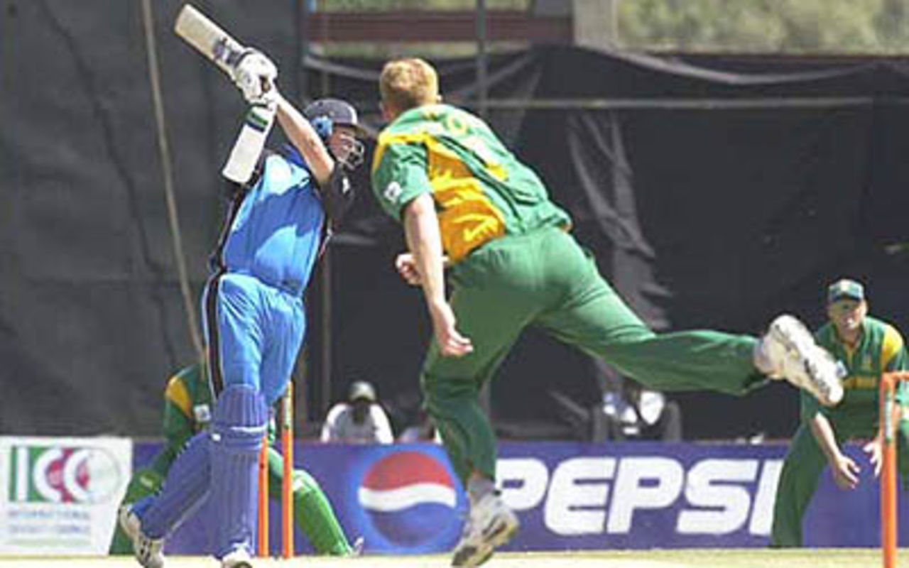 Marcus Trescothick square drives South African skipper Shaun Pollock, ICC KnockOut, 2000/01, 4th Quarter Final, England v South Africa, Gymkhana Club Ground, Nairobi, 10 October 2000.
