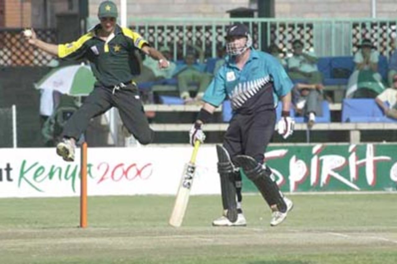 Roger Twose watches Imran Nazir make an acrobatic jump on the field. ICC KnockOut 2000/01, 1st Semi Final, New Zealand v Pakistan, Gymkhana Club Ground, Nairobi, 11 October 2000