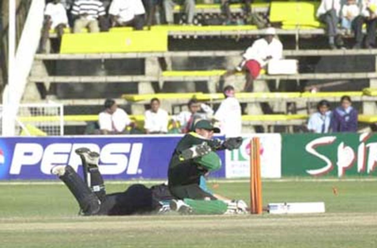McMillan scambles through for a run while Moin Khan breaks the stumps. ICC KnockOut 2000/01, 1st Semi Final, New Zealand v Pakistan, Gymkhana Club Ground, Nairobi, 11 October 2000