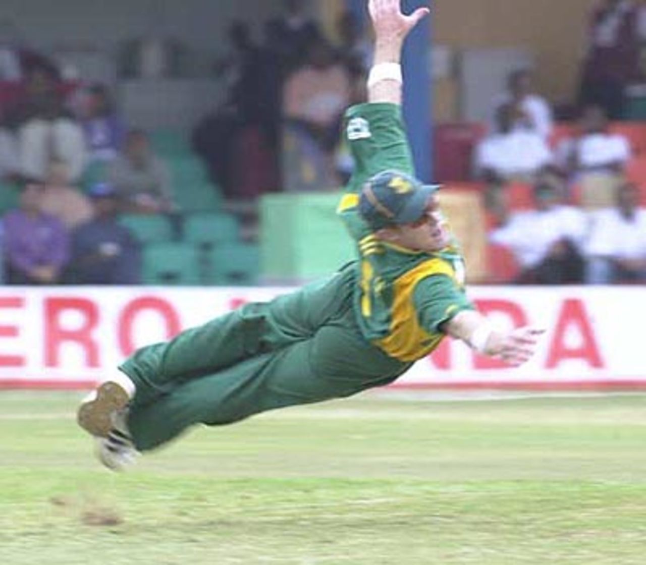Rhodes dives to his right in an effort to stop the ball, ICC KnockOut, 2000/01, 2nd Semi Final, India v South Africa, Gymkhana Club Ground, Nairobi, 13 October 2000.
