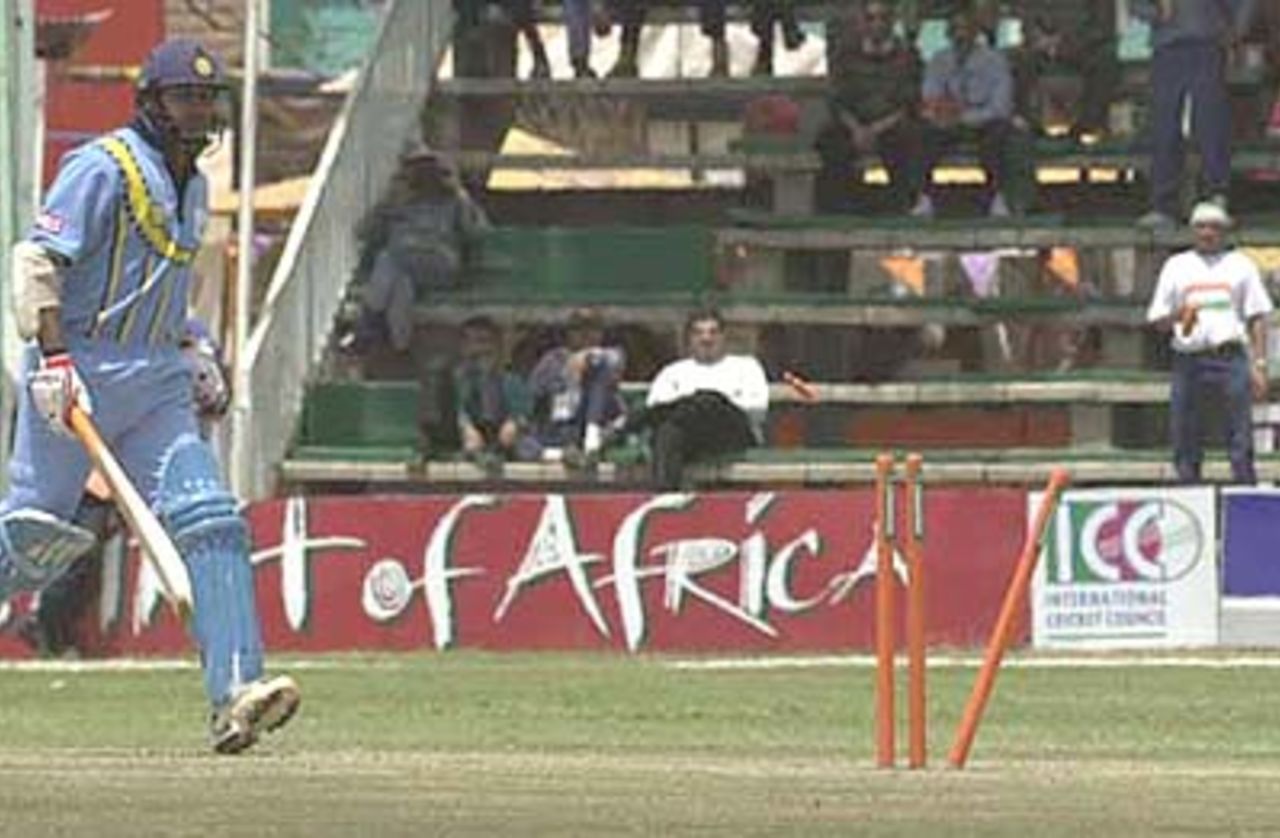 Donald's throw finds the target as Robin is stranded. ICC KnockOut 2000/01, 2nd Semi Final, India v South Africa, Gymkhana Club Ground, Nairobi, 13 October 2000