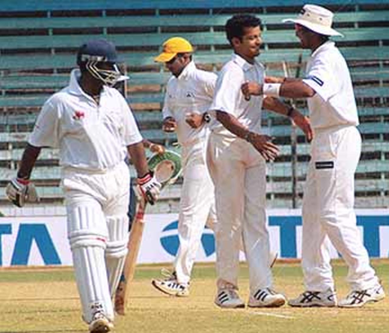 Rest of India captain VVS Laxman congratulates Murali Kartik on fall of a Mumbai wicket, Irani Trophy, 2000/01, Mumbai v Rest of India, Wankhede Stadium, Mumbai, 13-17 October 2000 (Day 4).