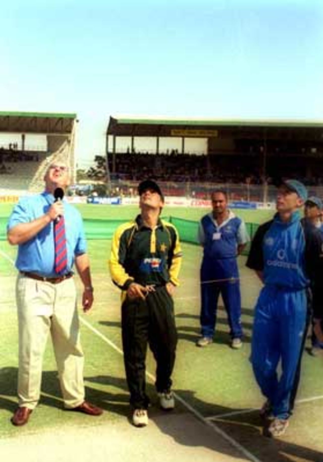 The match referee, Jarman, tossing the coin; the two captains looking on, England v Pakistan, 1st ODI At National Stadium Karachi, 24 October 2000