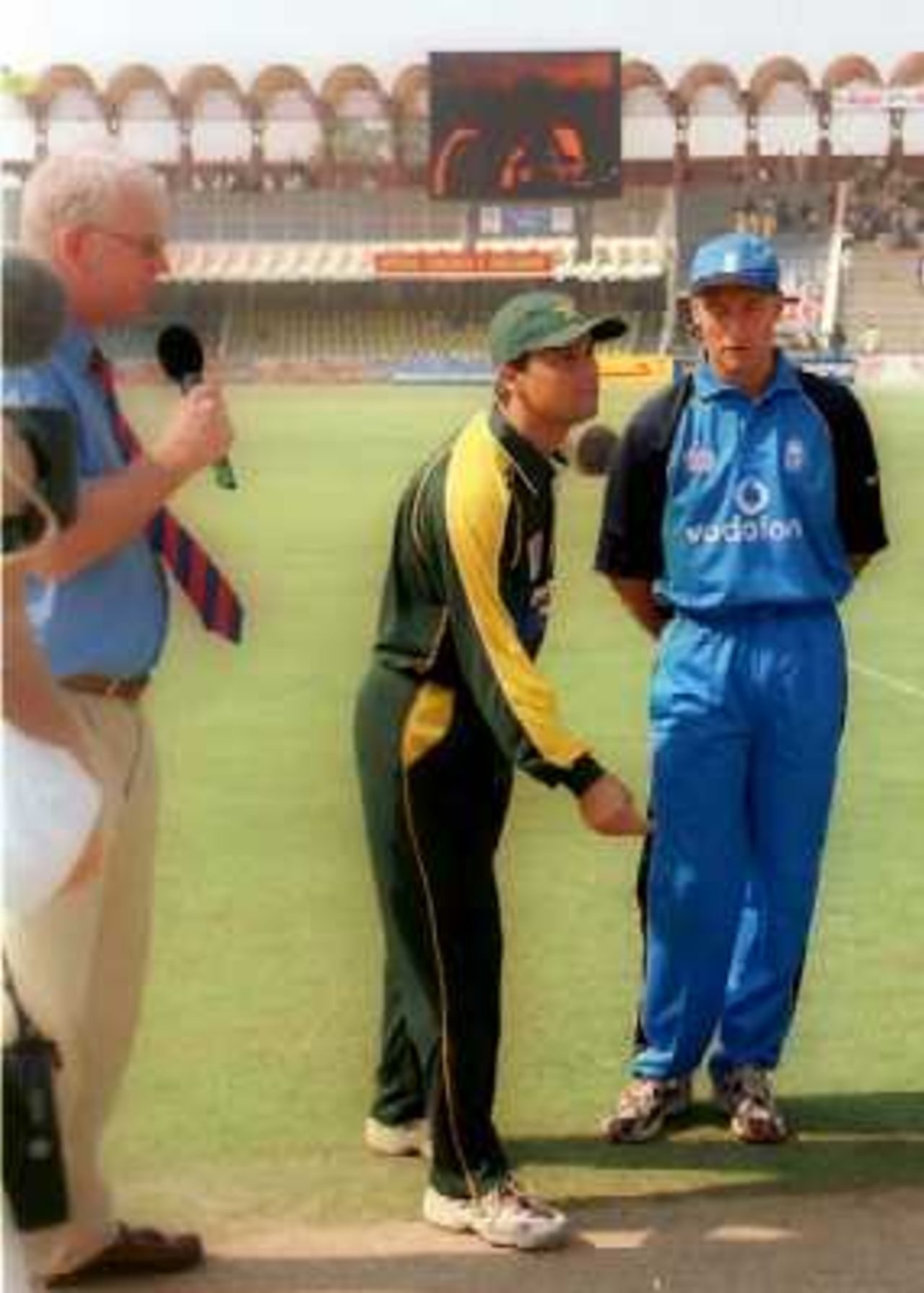 Toss in progress, England v Pakistan, 2nd ODI At Gaddafi Stadium Lahore, 27 October 2000