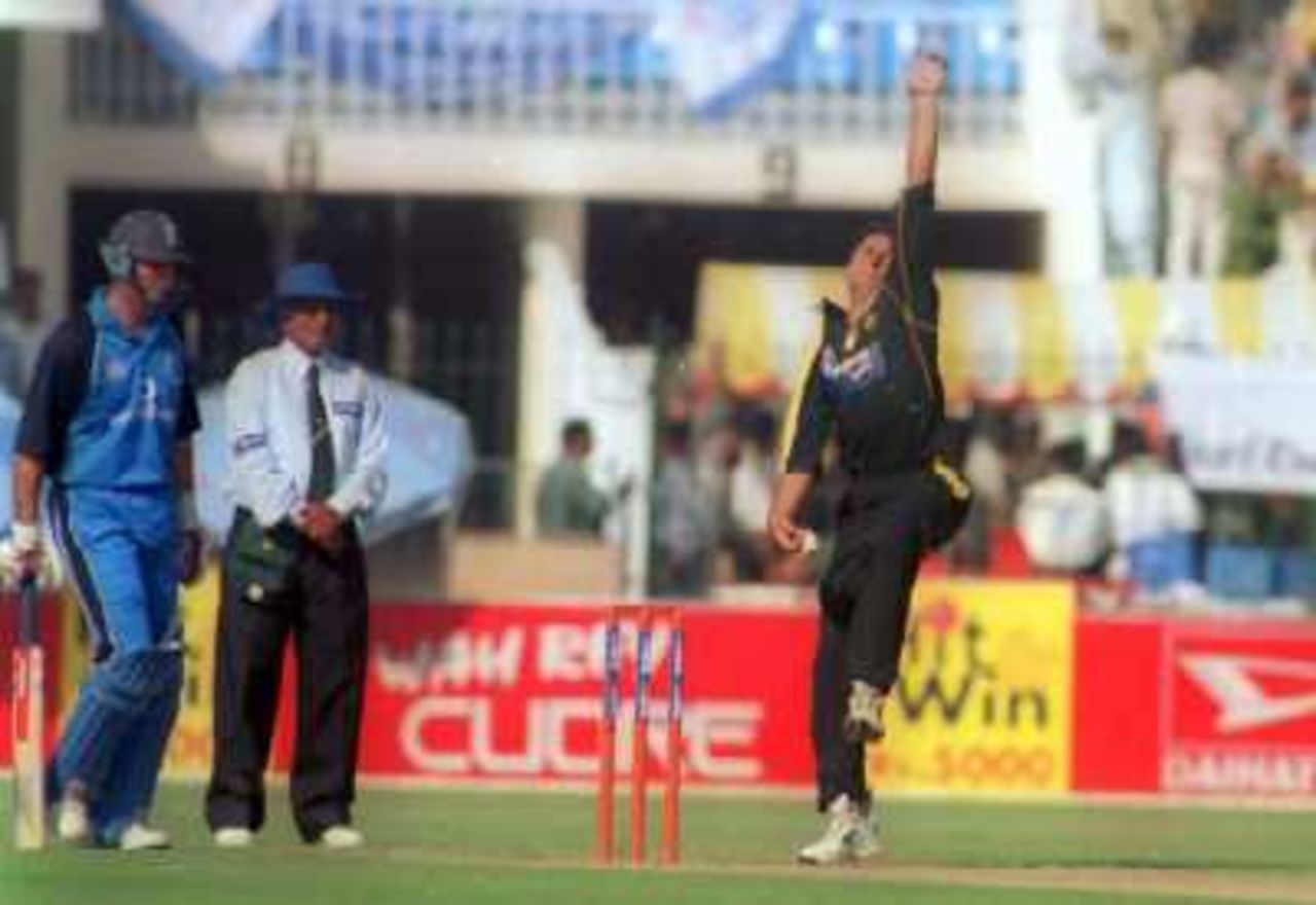 Shahid Afridi bowls for a career best 5 for 40, England v Pakistan, 2nd ODI At Gaddafi Stadium Lahore, 27 October 2000
