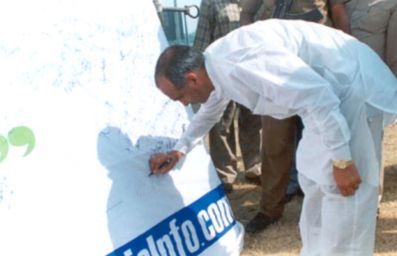 Shri Sampath Singh, Minister for Finance, Haryana, signing the good luck banner, Chandigarh, 24 Oct 2000.