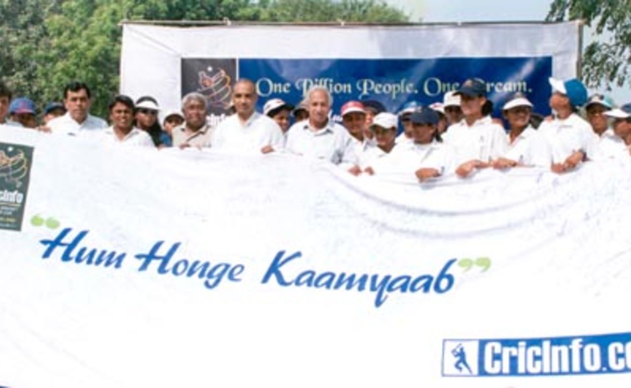 The Indian Team presented with the "Hum Honge Kaamyaab" banner by the dignitaries, Chandigarh, 24 Oct 2000.