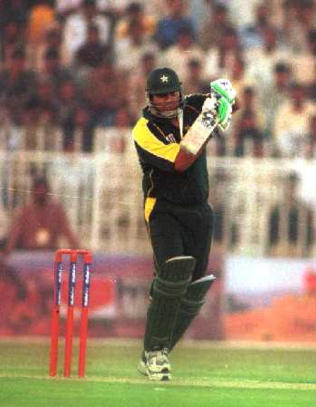 Inzamam in action, England v Pakistan, 3rd ODI at Rawalpindi Stadium, 30 October 2000