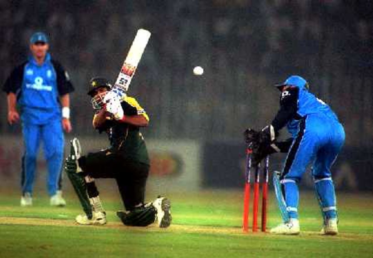 Yousuf Youhana sweeps, England v Pakistan, 3rd ODI at Rawalpindi Stadium, 30 October 2000
