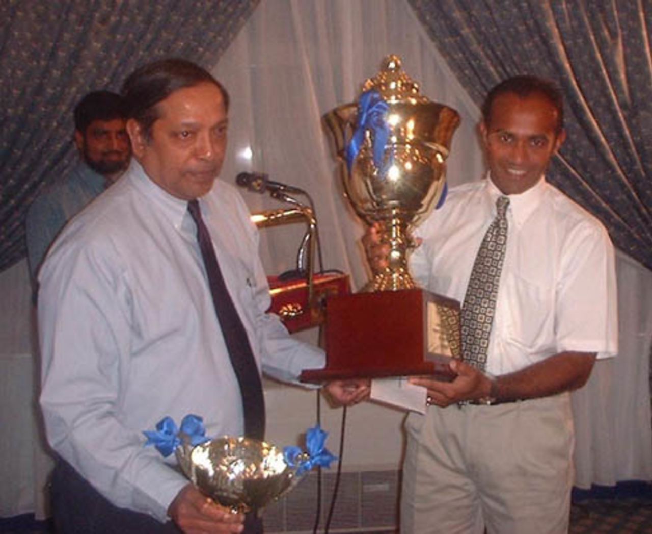 Hashan Tillakaratne receives the Premier League Champions Trophy from Mr. Malalasekera