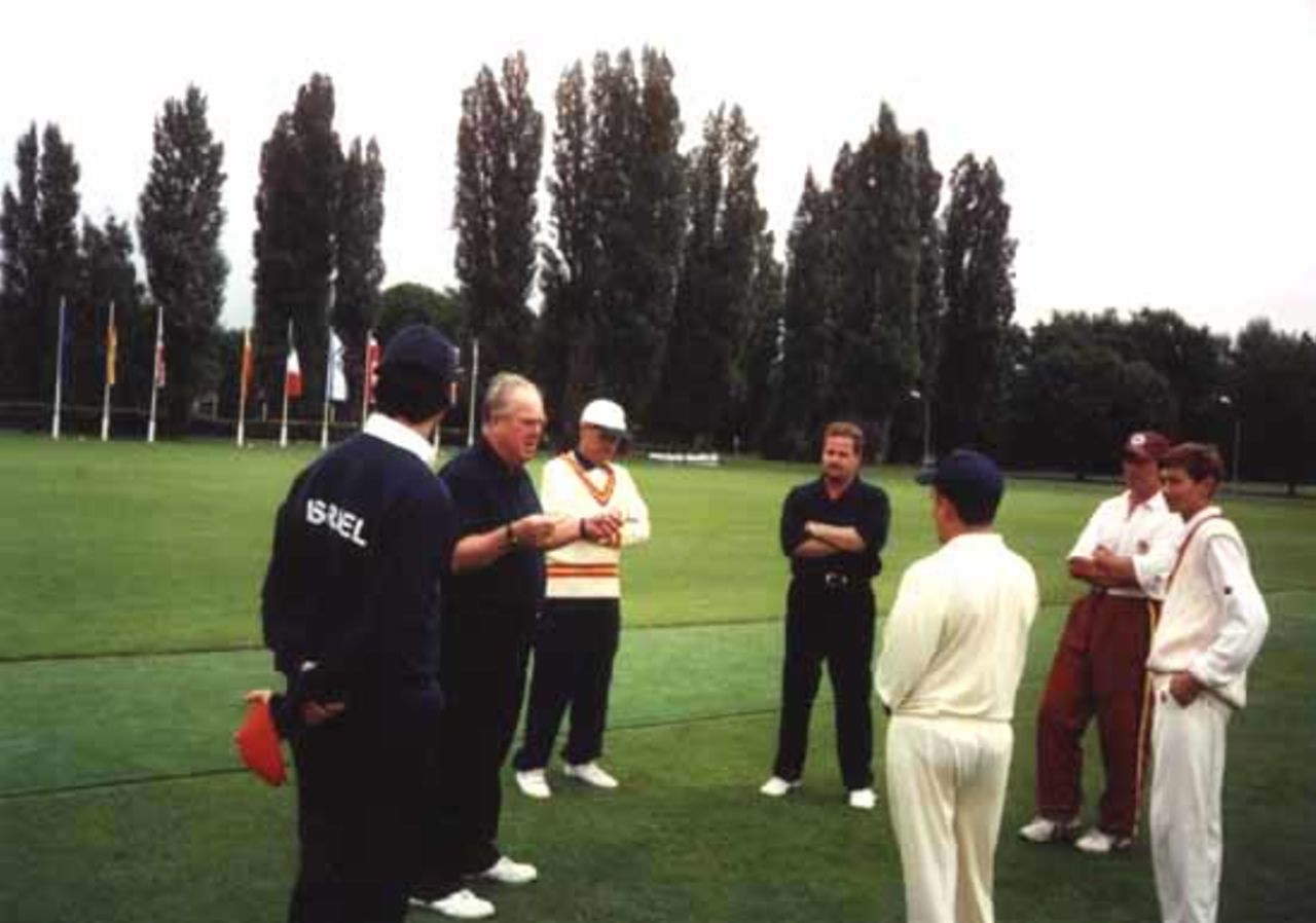 U15B Tournament, Berlin, Umpires briefing teams and the toss before the final