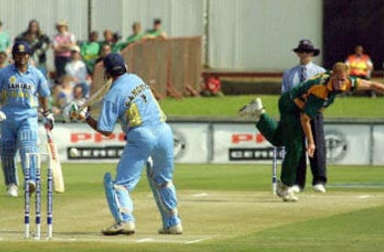 10 October 2001: Standard Bank Triangular Tournament, 2001-01, 3rd Match, South Africa v India, SuperSport Park, Centurion
