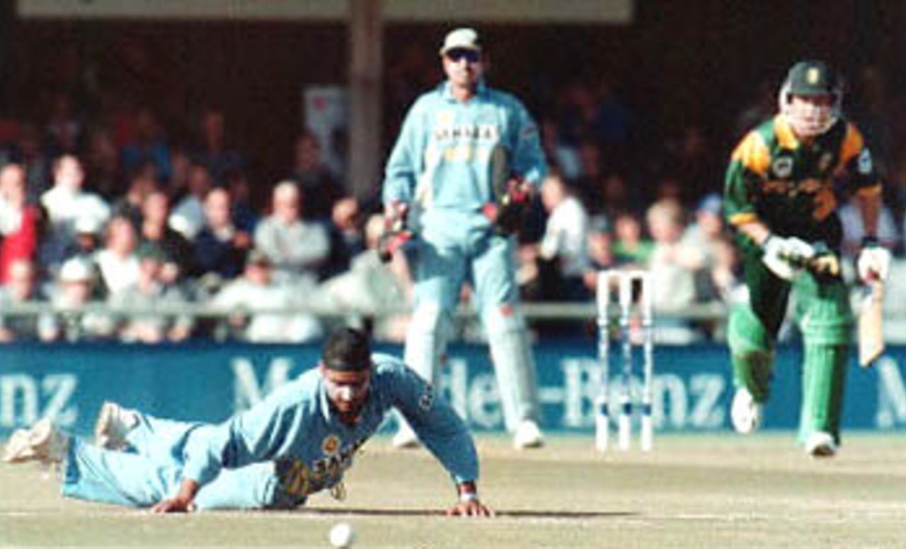 19 October 2001: Standard Bank Triangular Tournament, 2001-01, 7th Match, India v South Africa, Buffalo Park, East London