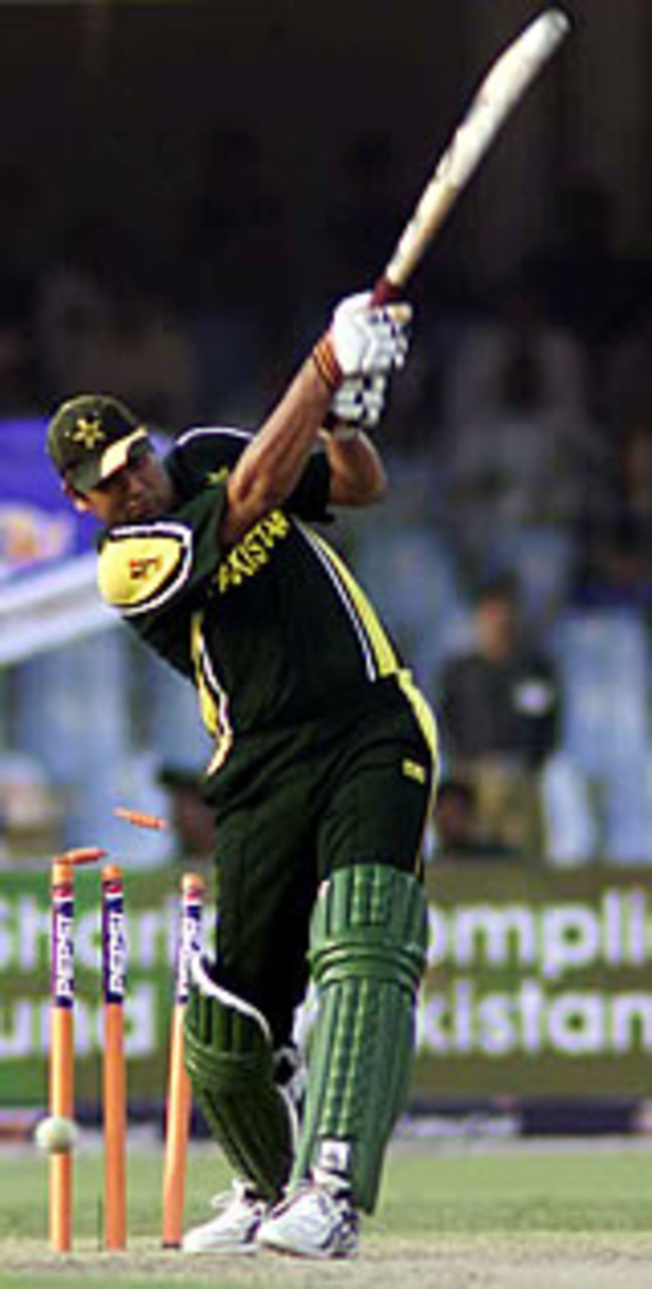 Inzamam-ul-Haq bowled trying for a six, Lahore, Ist ODI, Pakistan v South Africa, 3 October 2003