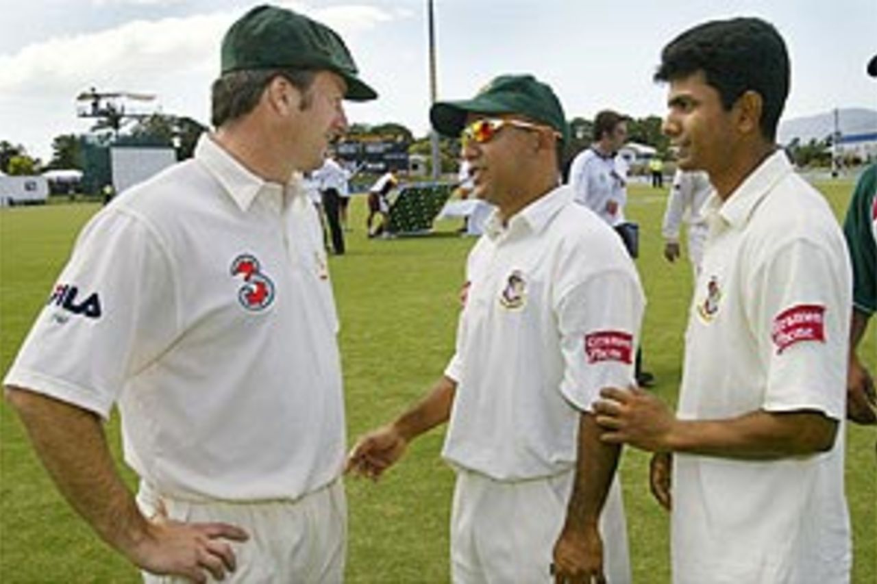 Australian captain Steve Waugh (L) chats with Bangladesh captain Khaled Mamud (C) and his teammate Sanwar Hossain (R) after Australia defeated Bangladesh on the fourth day of the second Test Match in Cairns, 28 July 2003. Australia dismissed Bangladesh for 163 in their second innings to win by an innings and 98 runs and took out the two match series 2-0.