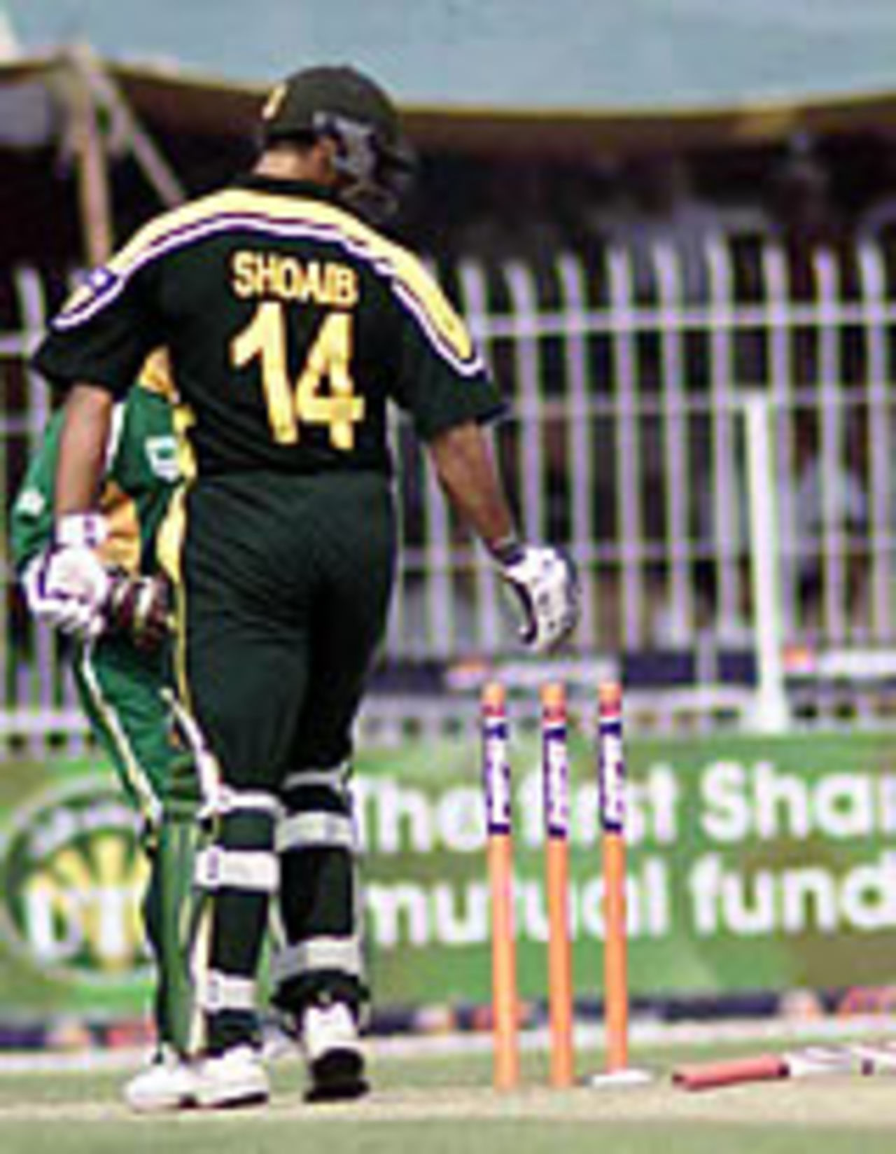 Shoaib Akhtar on the receiving end for once, Pakistan v South Africa, 3rd ODI, Faisalabad, October 7, 2003.