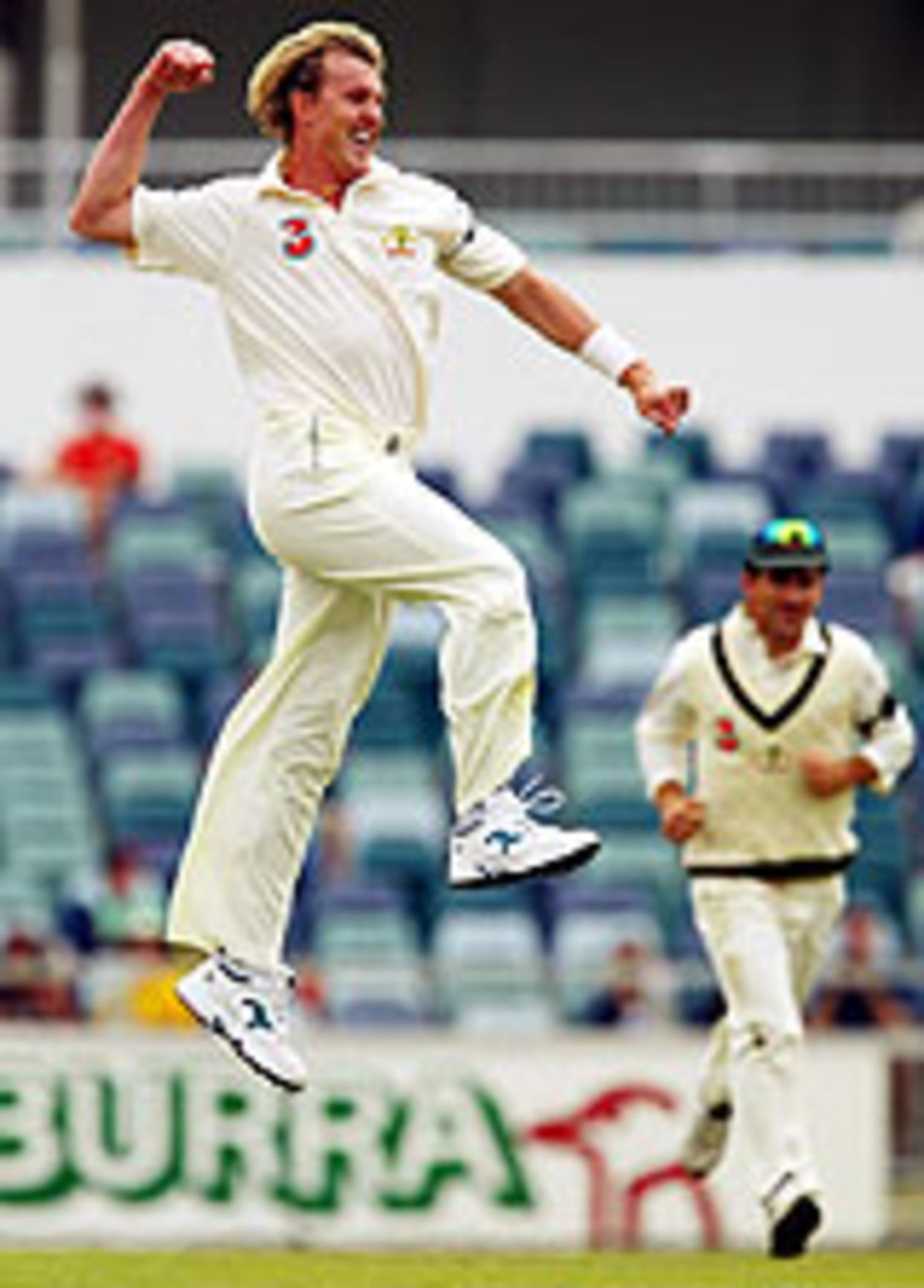 Brett Lee nails Trevor Gripper, Australia v Zimbabwe, 1st Test, Perth, 3rd day