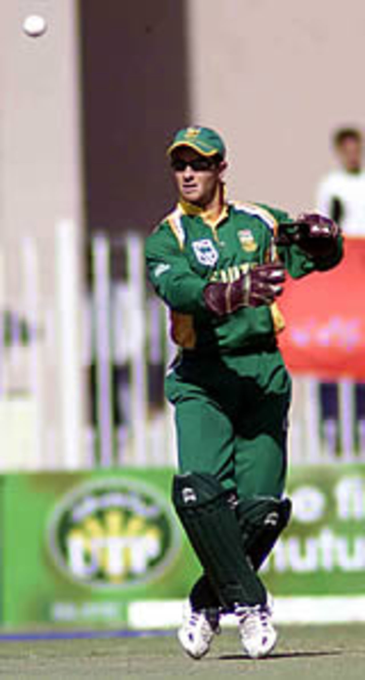 Mark Boucher has his legs crossed as he waits for the ball, Pakistan v South Africa, 5th ODI, Rawalpindi, October 12, 2003.