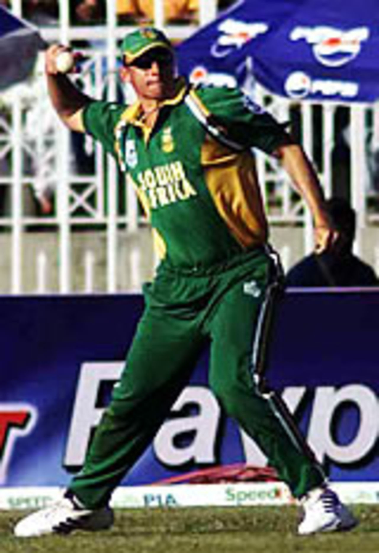 Herschelle Gibbs ready to throw from the boundary, Pakistan v South Africa, 5th ODI, Rawalpindi, October 12, 2003.