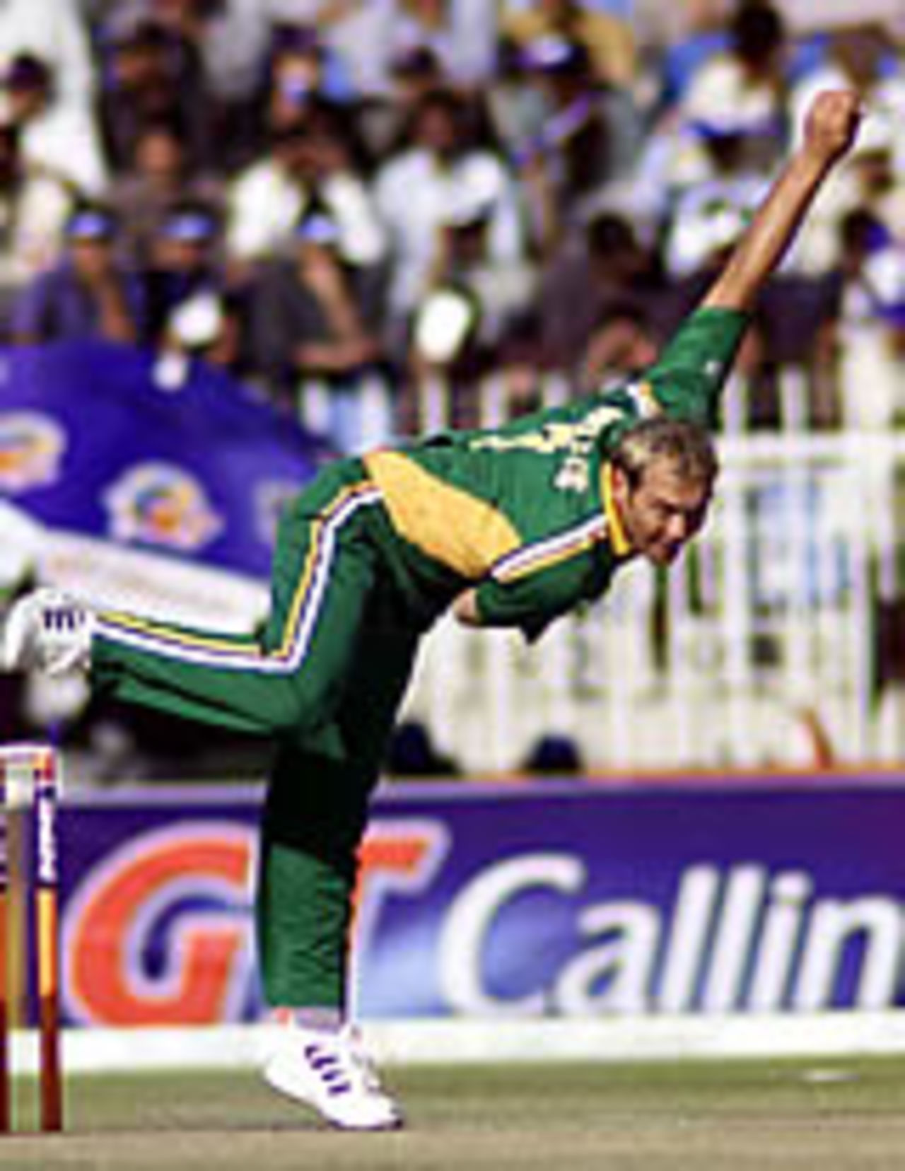 Jacques Kallis in bowling action , Pakistan v South Africa, 5th ODI, Rawalpindi, October 12, 2003.