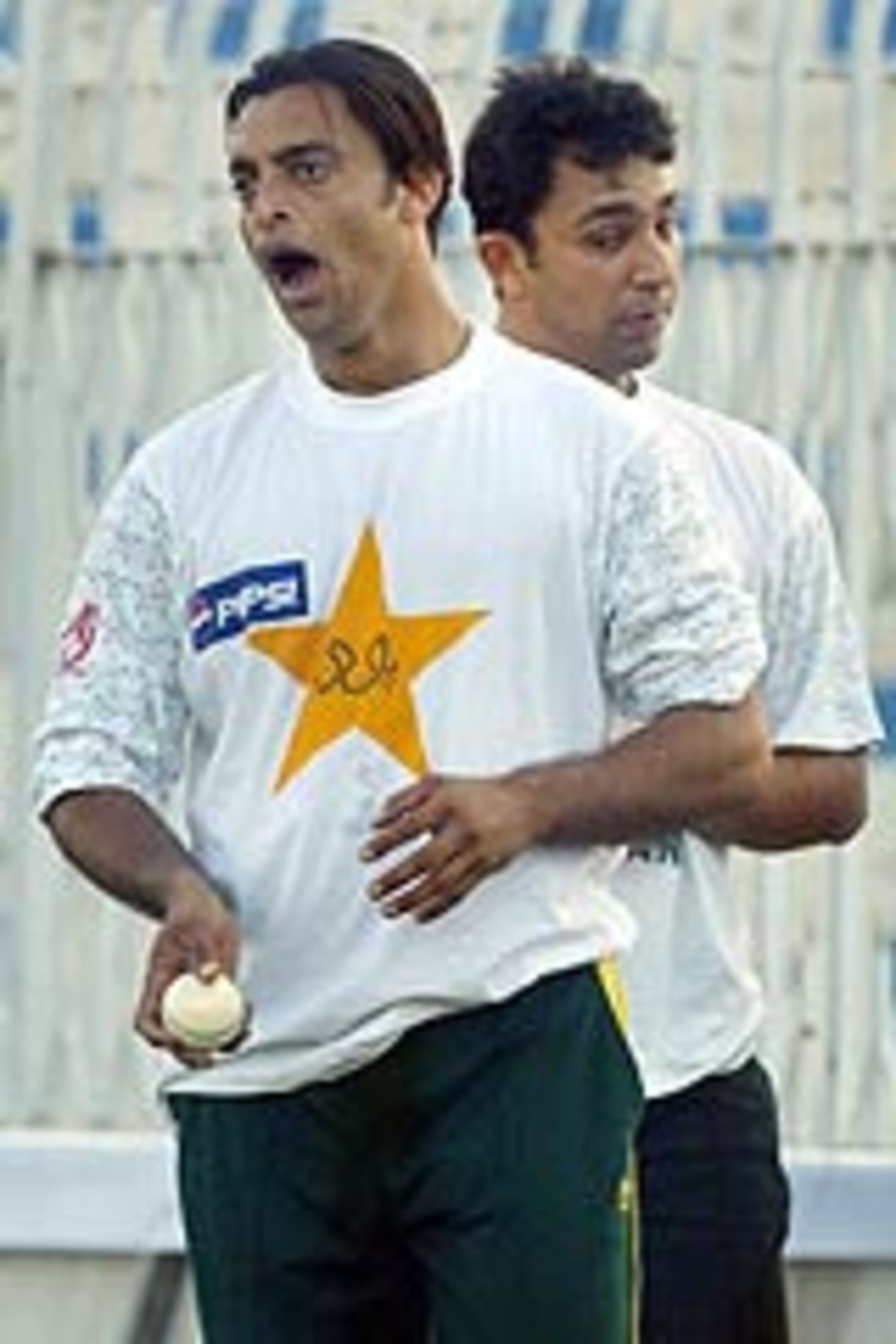 Shoaib Akhtar findsa the going tough during a Pakistan net session, October 5, 2003