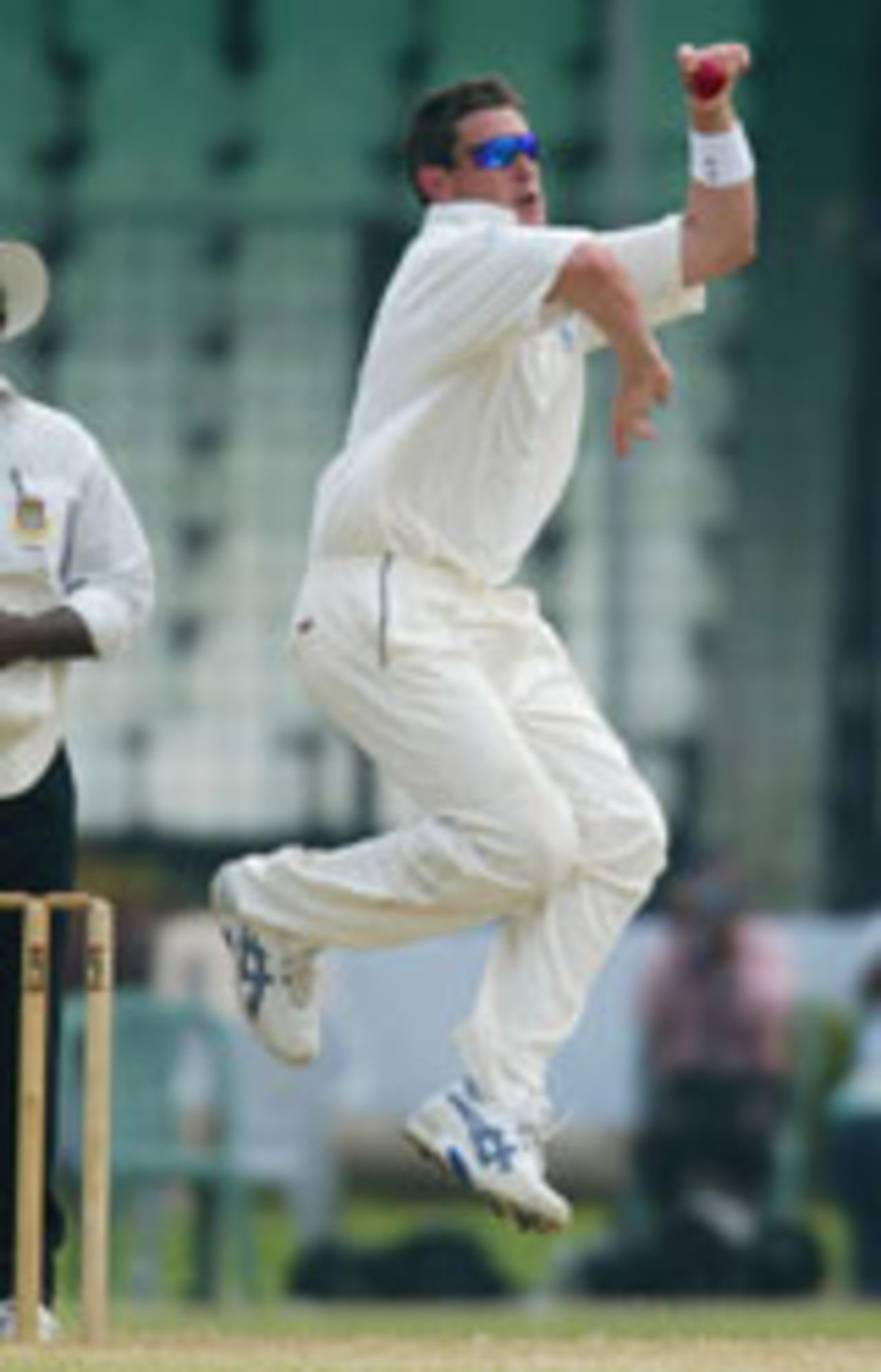 Ashley Giles bowling, Eng v Bang Pres XI, Day 3, Dhaka, October 14, 2003