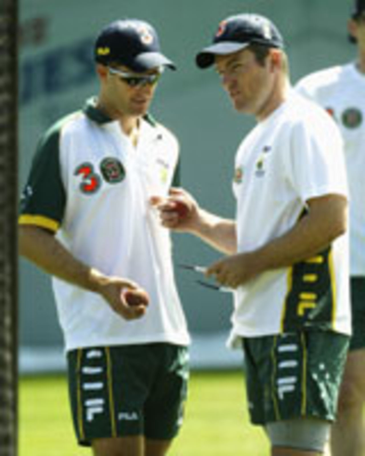 Stuart MacGill talks to Simon Katich in training ahead of Aus v Zim, 2nd Test, Sydney, October 16, 2003