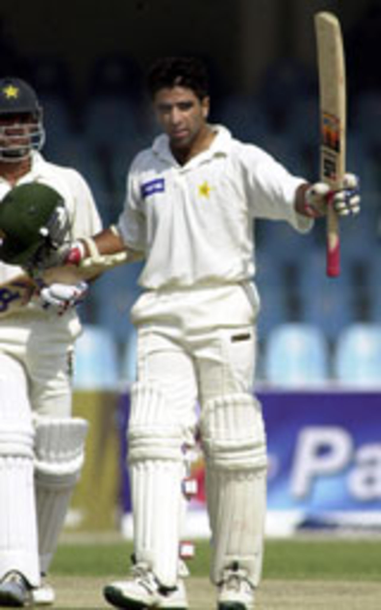 Taufeeq Umar acknowledges his 100, Pak v SA, 2nd Test, Lahore, Octboer 18, 2003