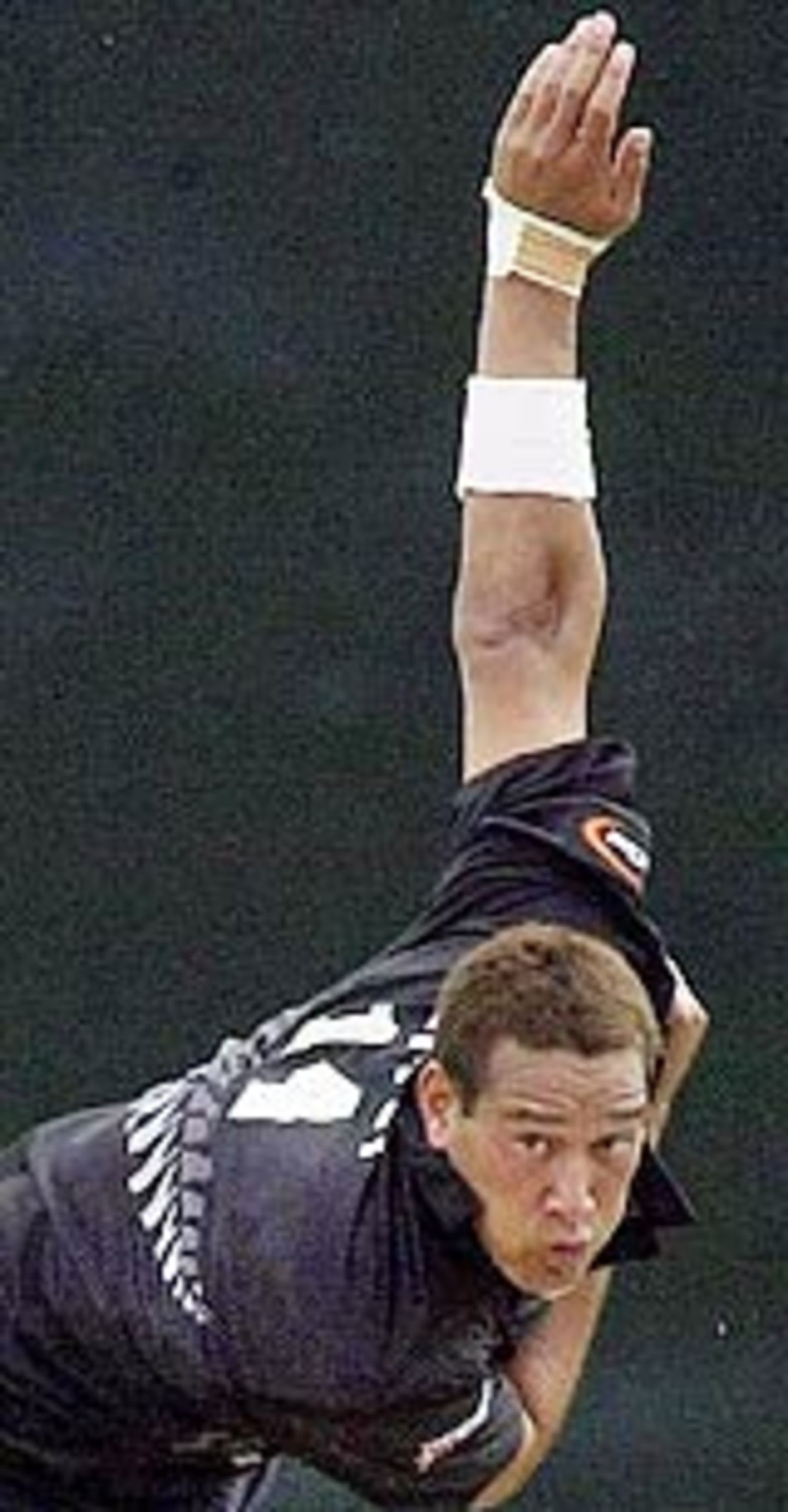 Daryl Tuffey bowls, New Zealand v Sri Lanka, May 11, 2003