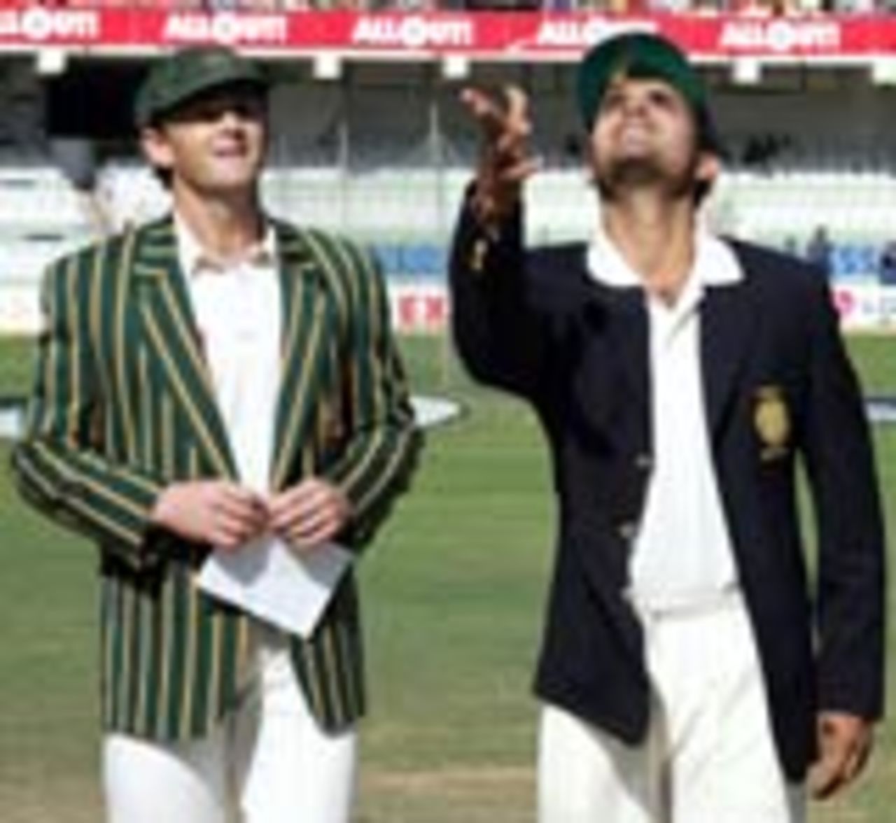 Sourav Ganguly and Adam Gilchrist at the toss, Australia v India, 1st Test, Bangalore, 1st day, October 6, 2004