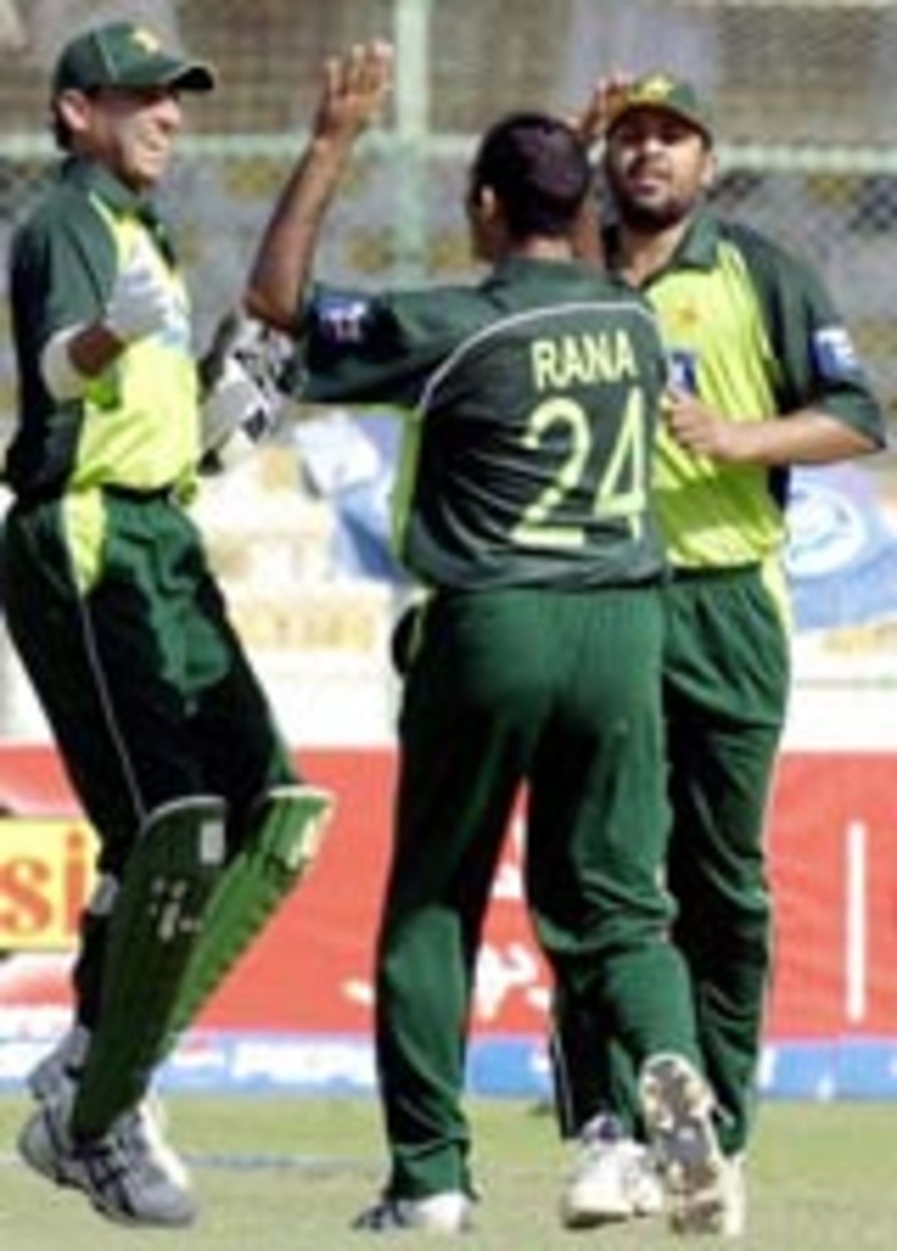 Naved-ul-Hasan, Inzamam-ul-Haq and Younis Khan celebrate a Sri Lankan wicket, Pakistan v Sri Lanka, Karachi, October 6, 2004