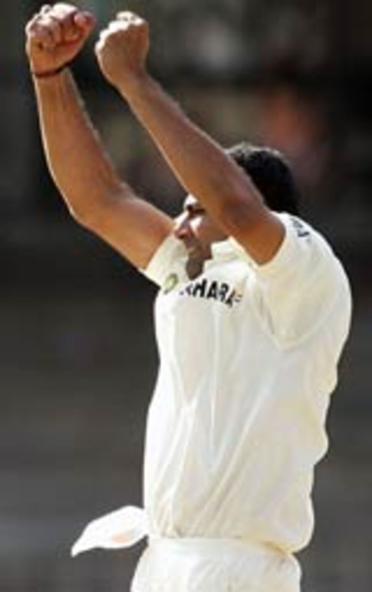 Anil Kumble exults, Australia v India, 1st Test, Bangalore, 1st day, October 6, 2004