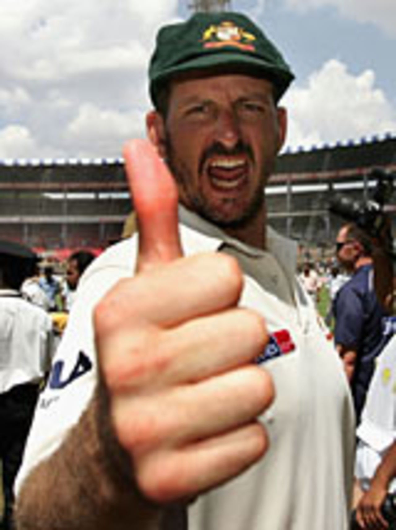 Thumbs up from Michael Kasprowicz, India v Australia, 1st Test, Bangalore, 5th day, October 10, 2004