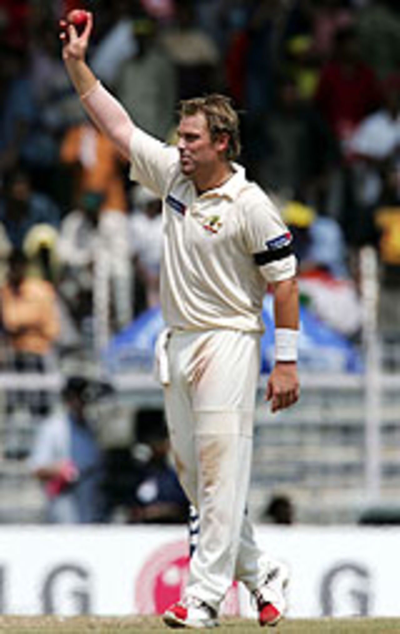 Shane Warne celebrates the world record, India v Australia, 2nd Test, Chennai, October 15, 2004