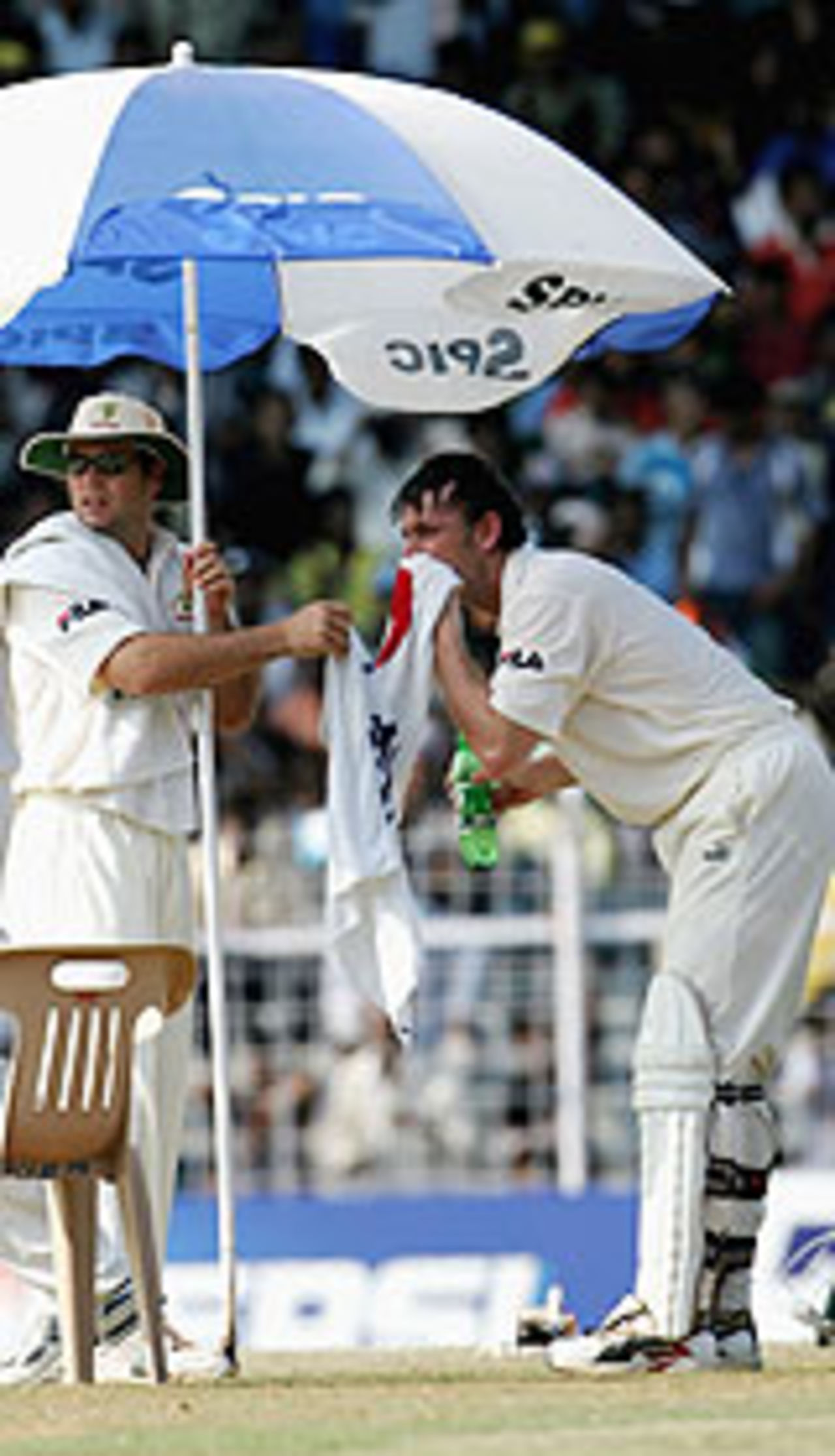 Adam Gilchrist cools off on a hot day, 2nd Test, Chennai, 3rd day, October 16, 2004