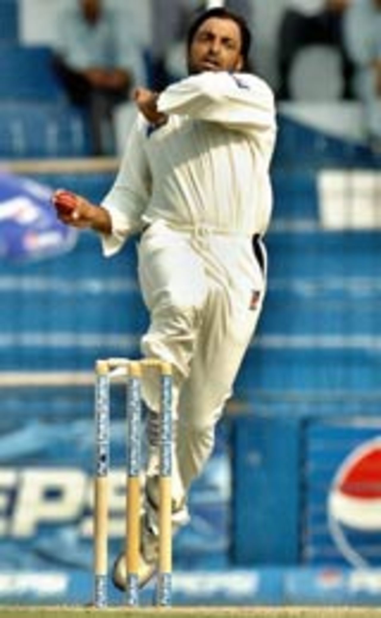 Shoaib Akhtar steams in to bowl, Pakistan v Sri Lanka, 1st Test, Faisalabad, October 20, 2004