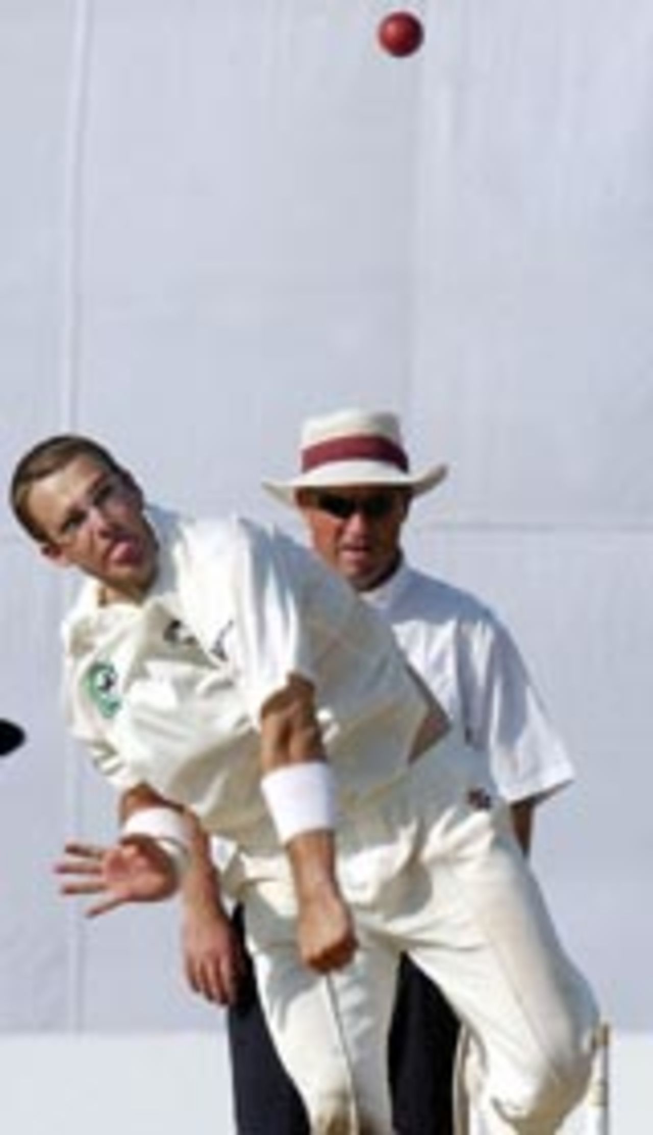 Daniel Vettori in action, Bangladesh v New Zealand, 1st Test, Dhaka, October 22, 2004