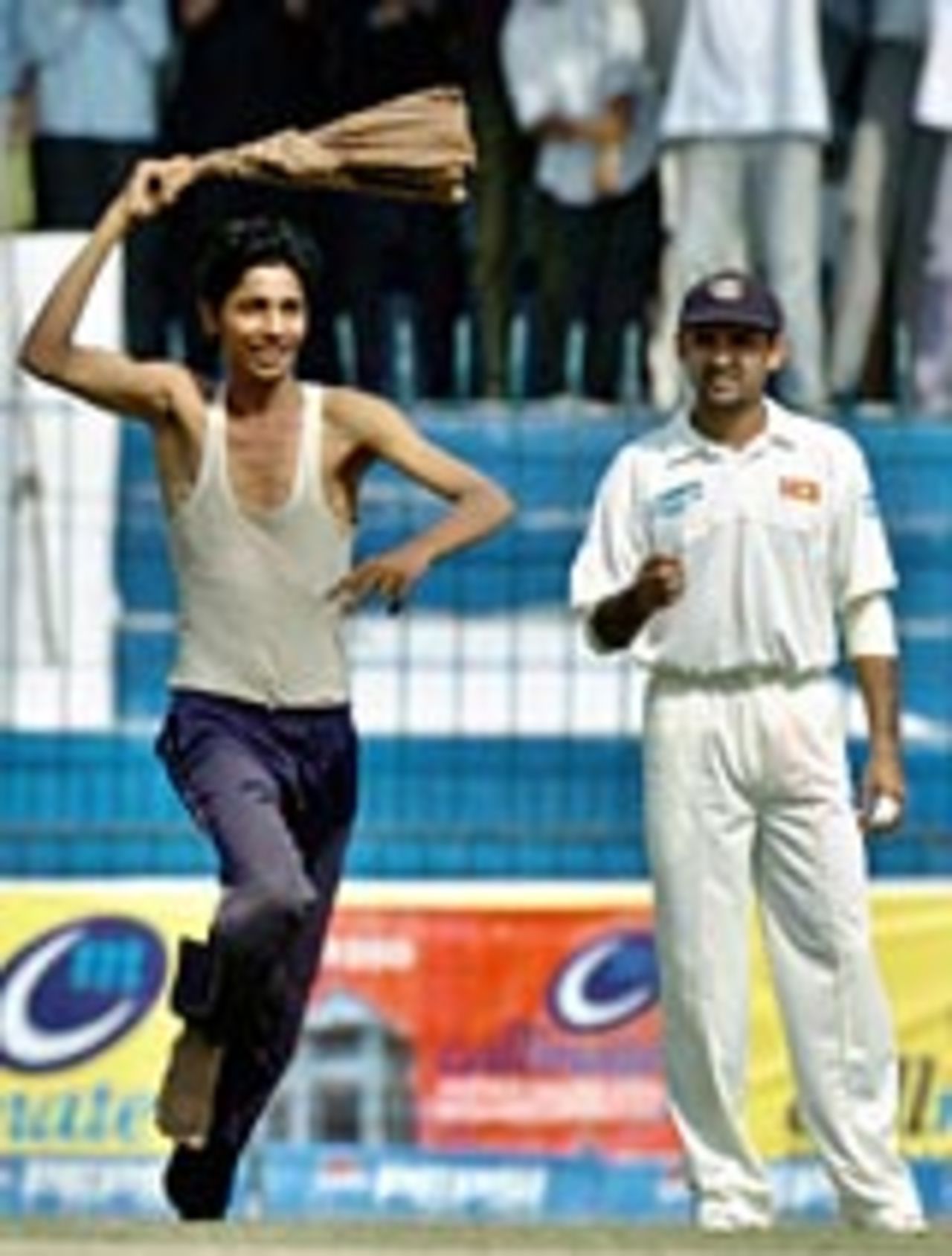 A spectator breaches security, Pakistan v Sri Lanka, 1st Test, Faisalabad, October 21, 2004