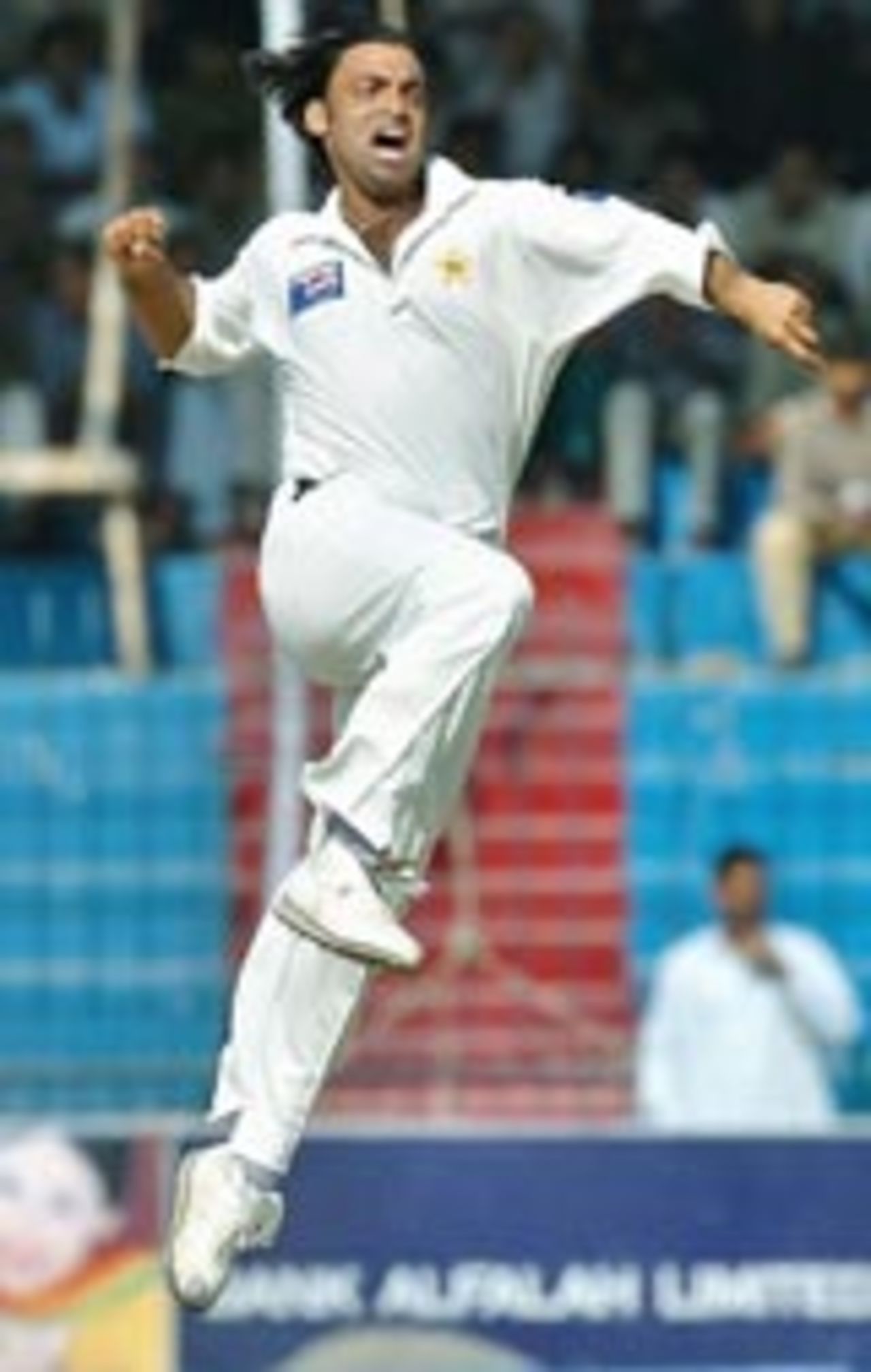 Shoaib Akhtar exultant after nailing Kumar Sangakkara, Pakistan v Sri Lanka, 1st Test, Faisalabad, October 22, 2004